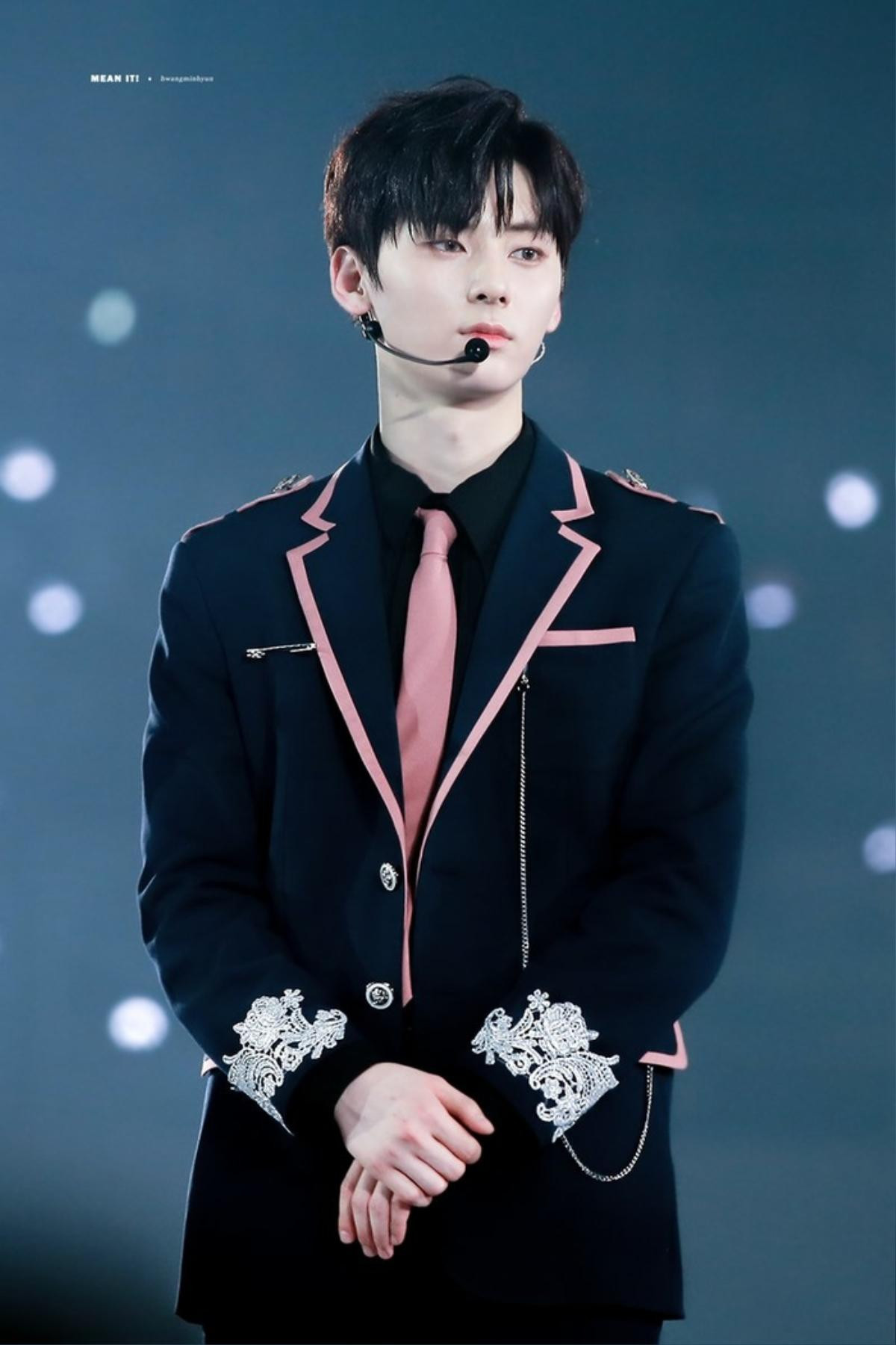 Lãng tử ngút ngàn trên sân khấu, ai ngờ Minhyun (WANNA ONE) ngoài đời thực lại như thế này Ảnh 4