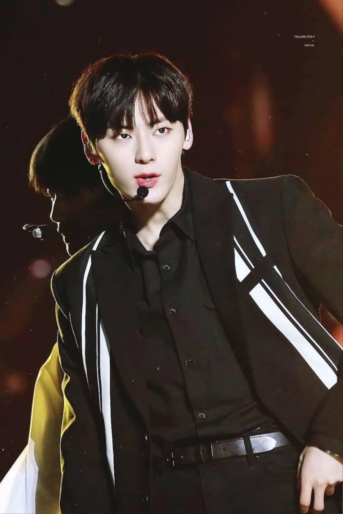 Lãng tử ngút ngàn trên sân khấu, ai ngờ Minhyun (WANNA ONE) ngoài đời thực lại như thế này Ảnh 6