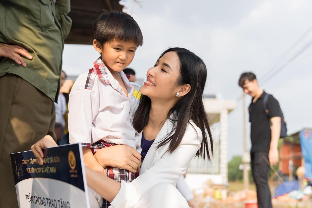 Từ cô bé không nhà, không tiền để đi học, Hoàng Thùy vượt lên số phận và dang rộng vòng tay sẻ chia Ảnh 3