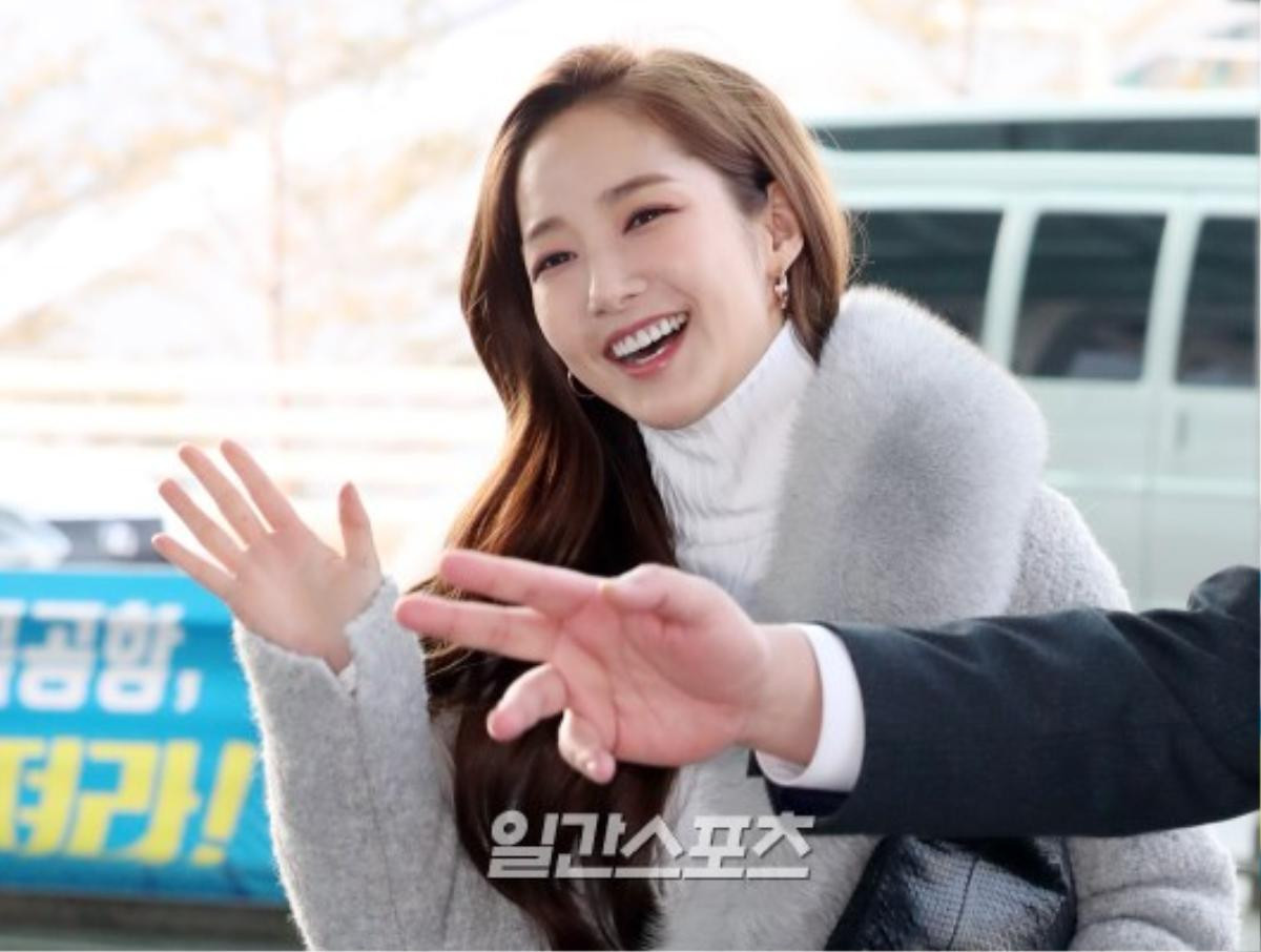 Park Min Young đọ sắc với Blackpink tại sân bay, phản ứng khác biệt giữa diễn viên và idol trước ống kính Ảnh 1