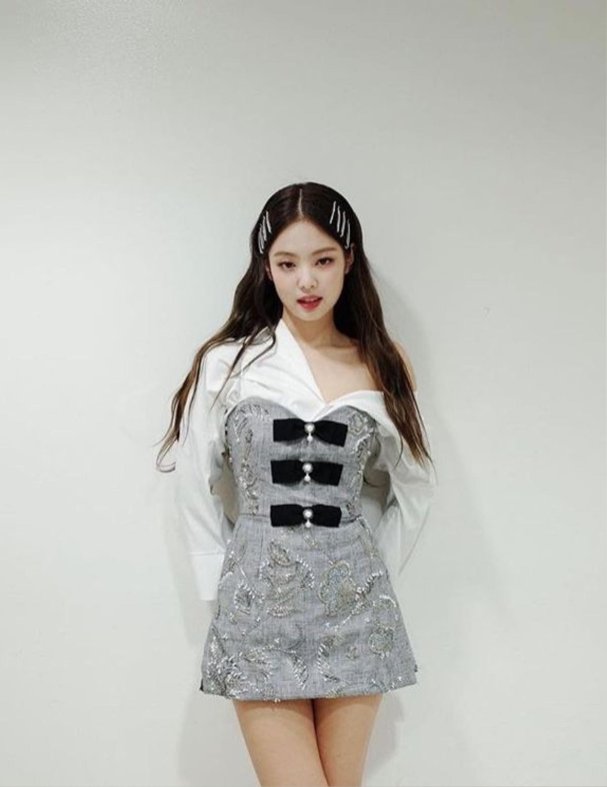 Phong cách ăn mặc của Jennie (Blackpink) ngày càng khoe da thịt quá đà làm fan bối rối Ảnh 27