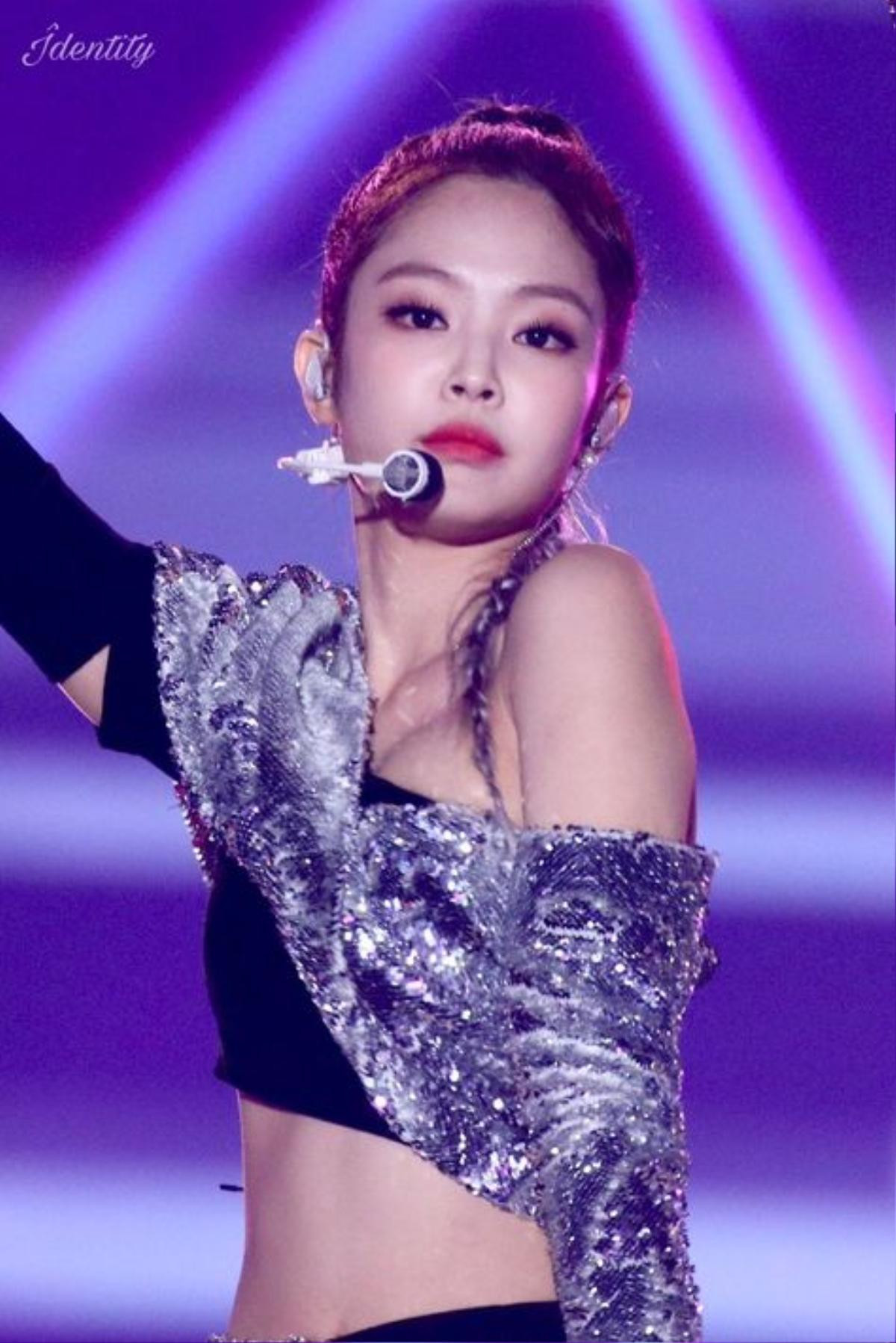 Phong cách ăn mặc của Jennie (Blackpink) ngày càng khoe da thịt quá đà làm fan bối rối Ảnh 24