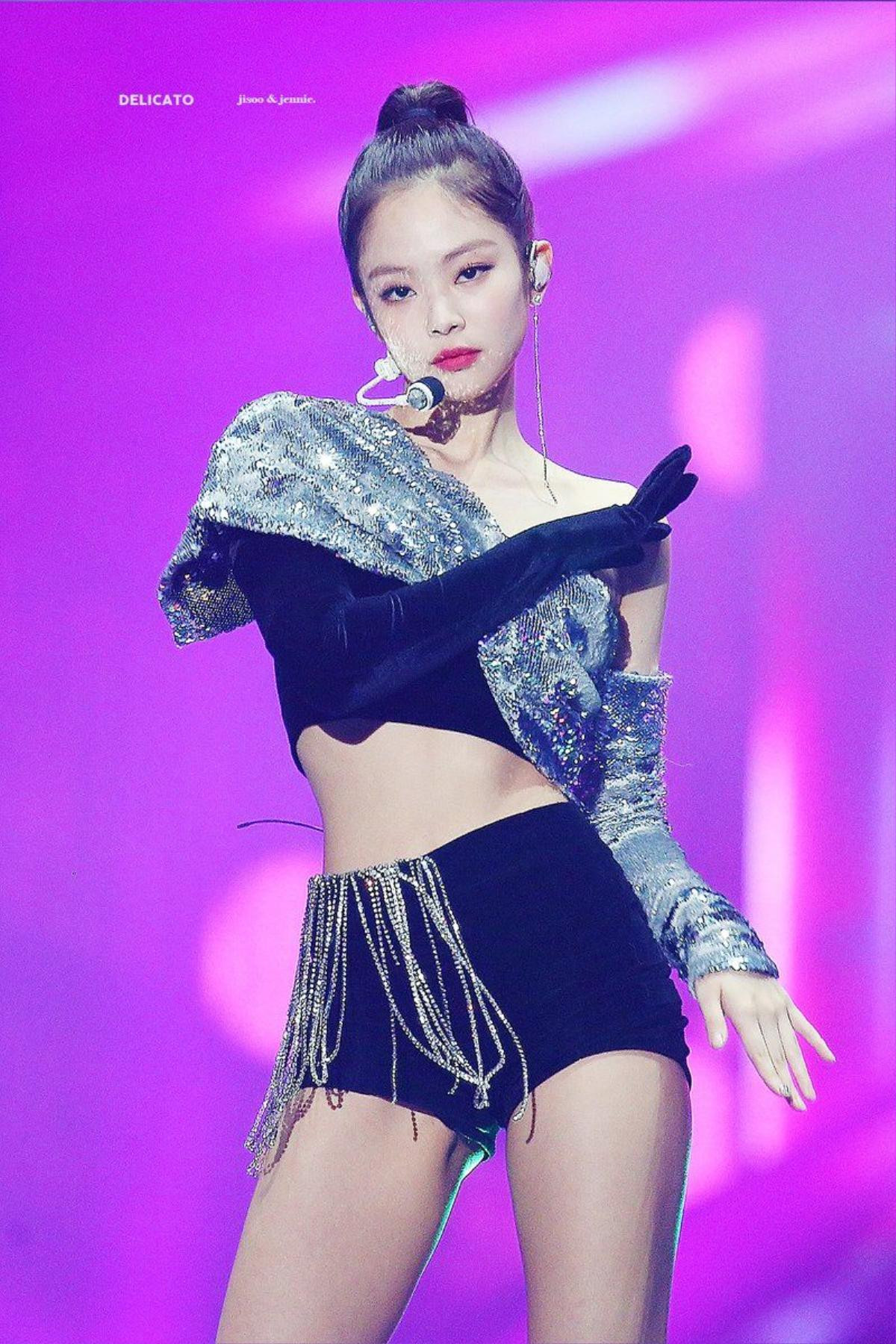 Phong cách ăn mặc của Jennie (Blackpink) ngày càng khoe da thịt quá đà làm fan bối rối Ảnh 23