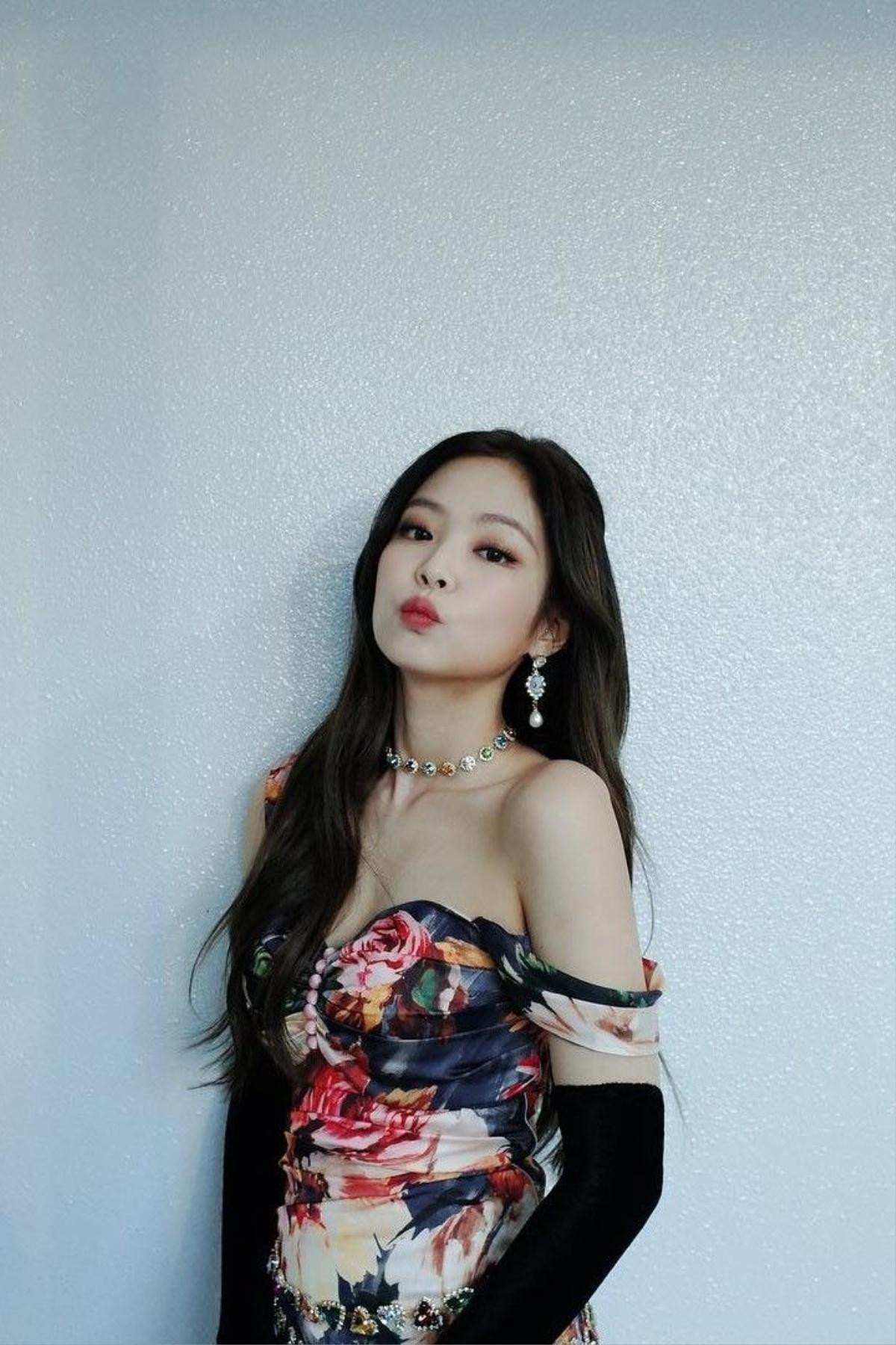 Phong cách ăn mặc của Jennie (Blackpink) ngày càng khoe da thịt quá đà làm fan bối rối Ảnh 28