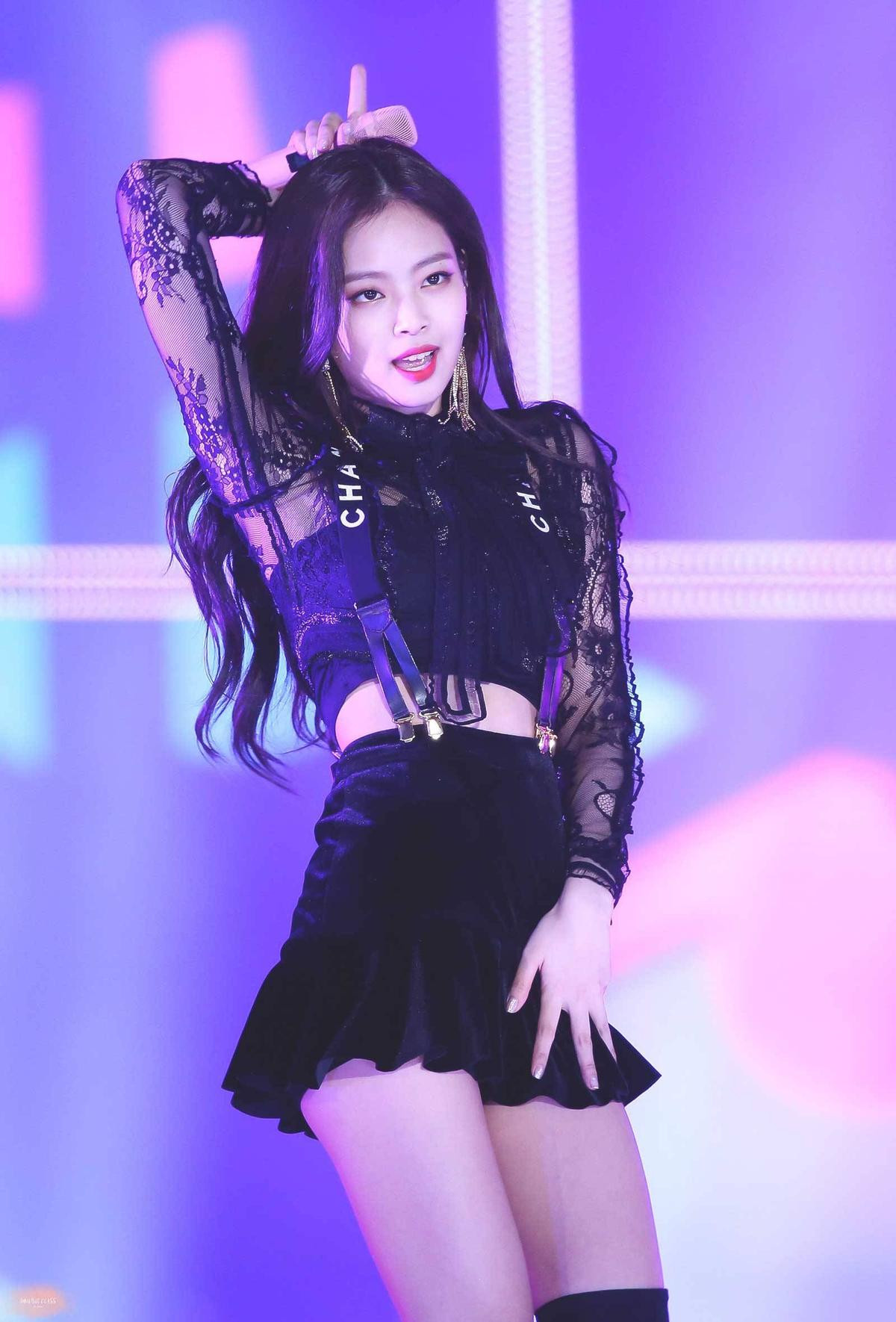 Phong cách ăn mặc của Jennie (Blackpink) ngày càng khoe da thịt quá đà làm fan bối rối Ảnh 11