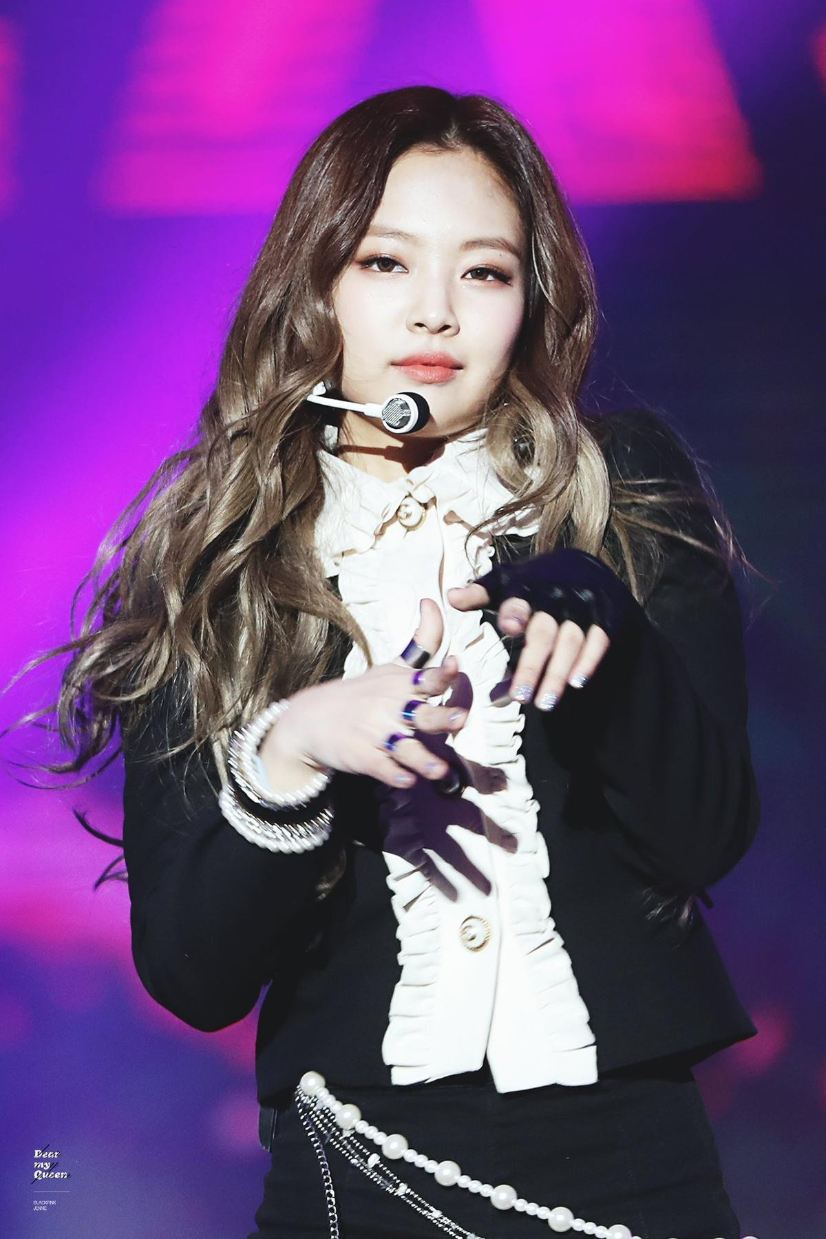 Phong cách ăn mặc của Jennie (Blackpink) ngày càng khoe da thịt quá đà làm fan bối rối Ảnh 5