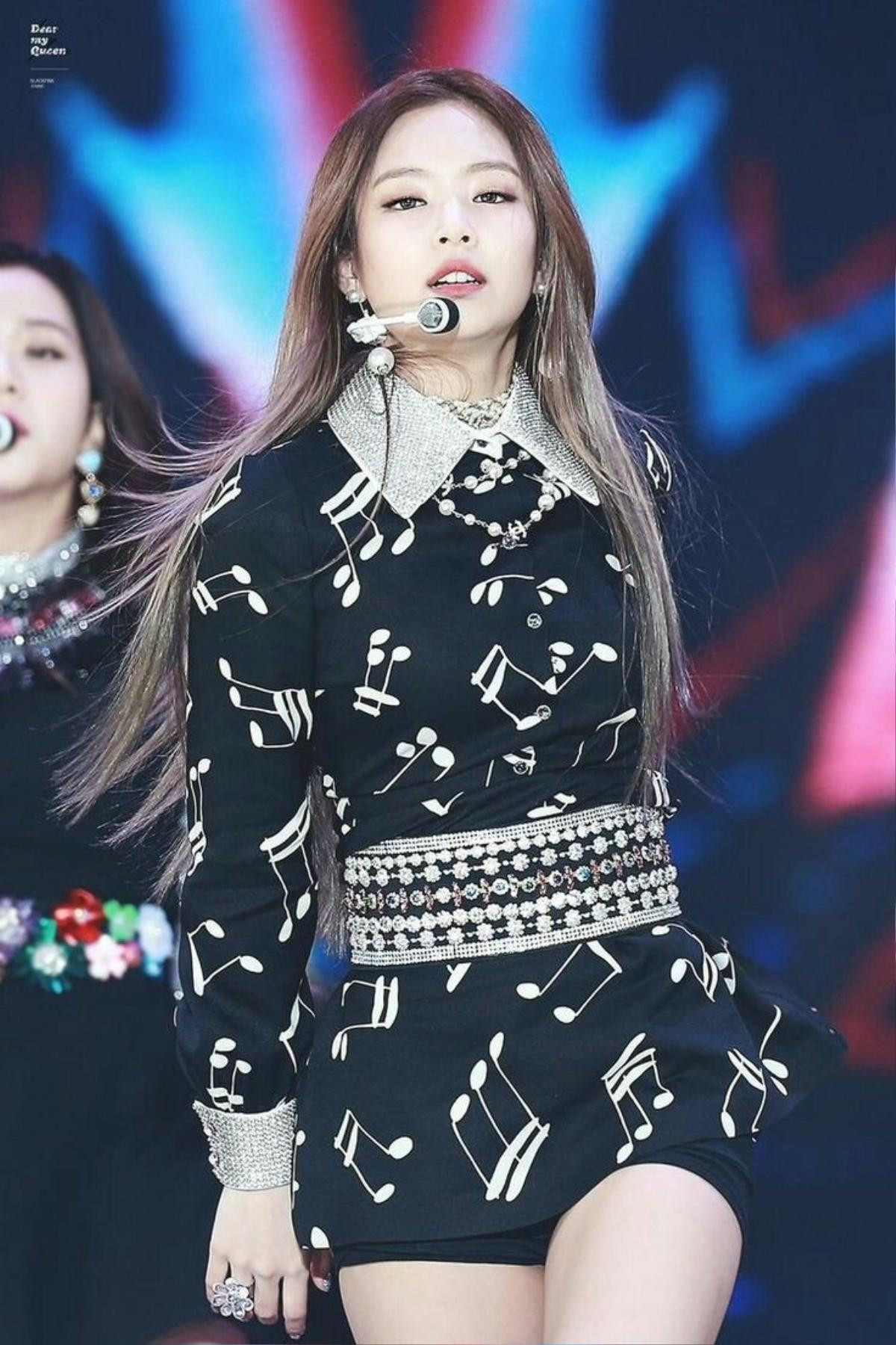 Phong cách ăn mặc của Jennie (Blackpink) ngày càng khoe da thịt quá đà làm fan bối rối Ảnh 6