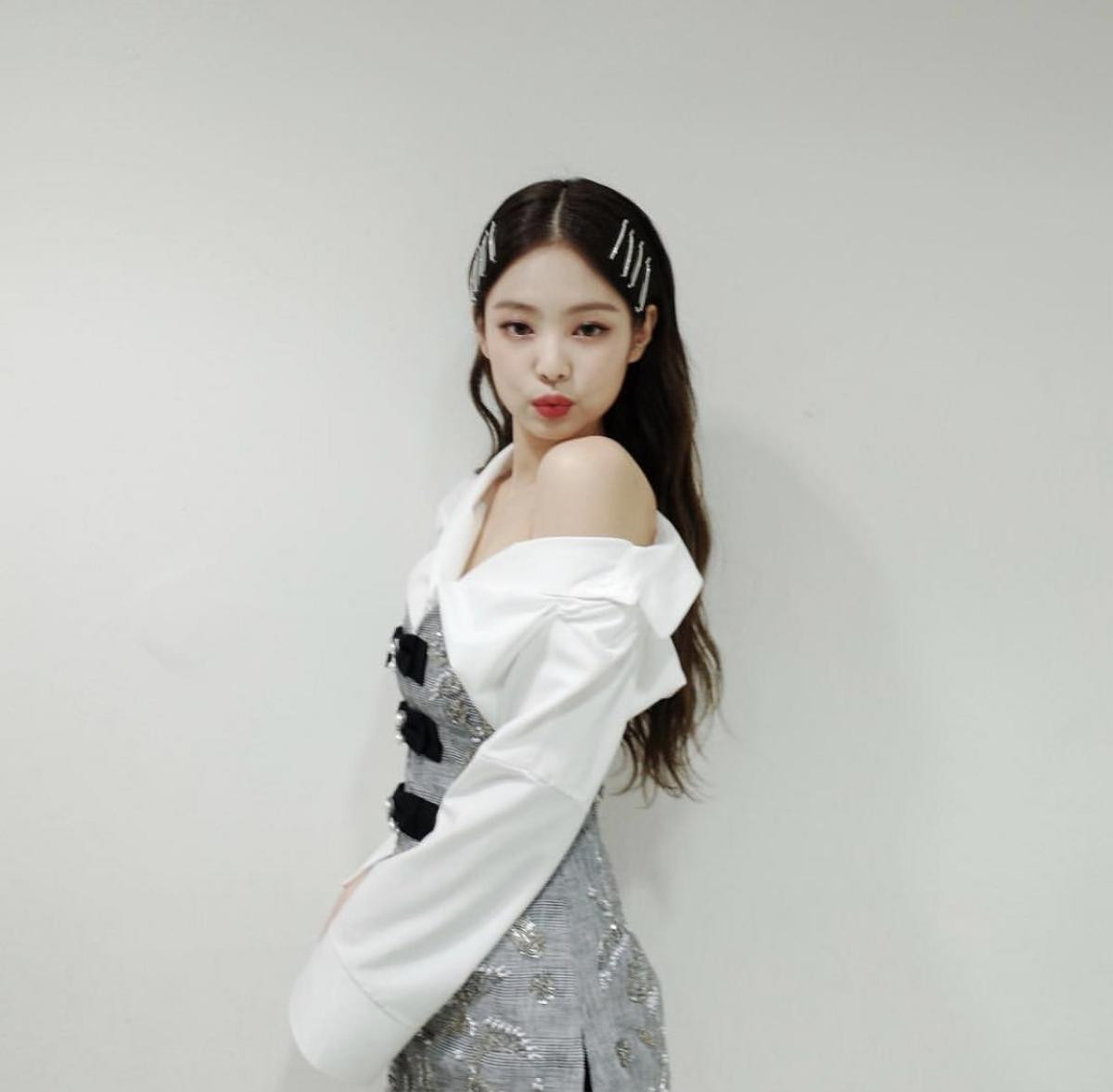 Phong cách ăn mặc của Jennie (Blackpink) ngày càng khoe da thịt quá đà làm fan bối rối Ảnh 29