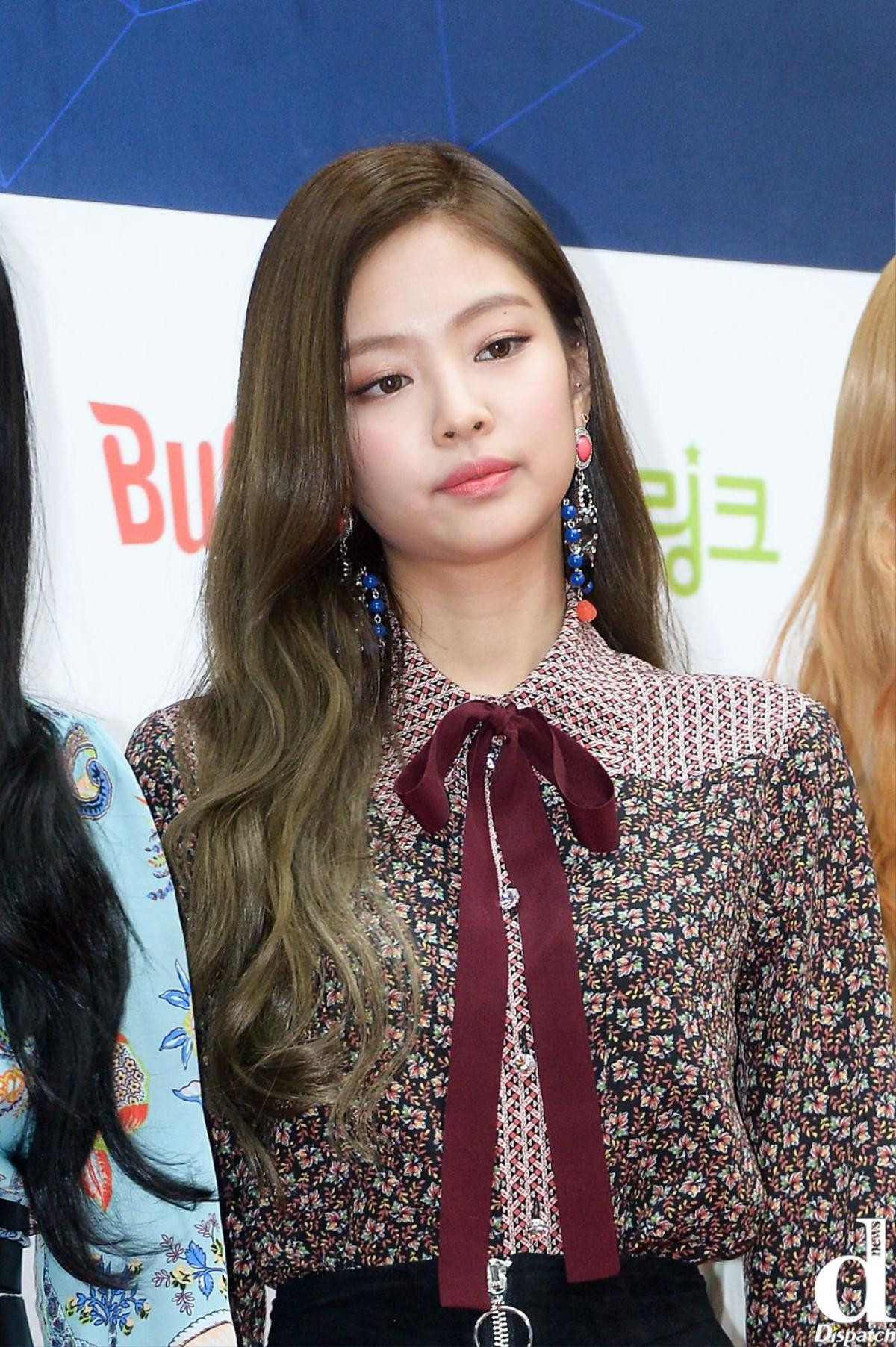 Phong cách ăn mặc của Jennie (Blackpink) ngày càng khoe da thịt quá đà làm fan bối rối Ảnh 4