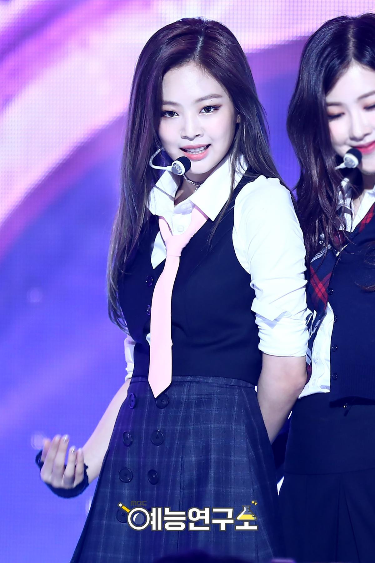 Phong cách ăn mặc của Jennie (Blackpink) ngày càng khoe da thịt quá đà làm fan bối rối Ảnh 7