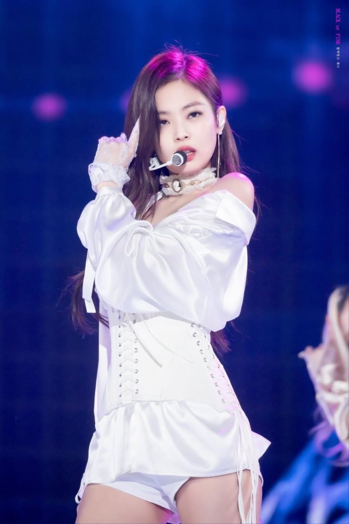 Phong cách ăn mặc của Jennie (Blackpink) ngày càng khoe da thịt quá đà làm fan bối rối Ảnh 19