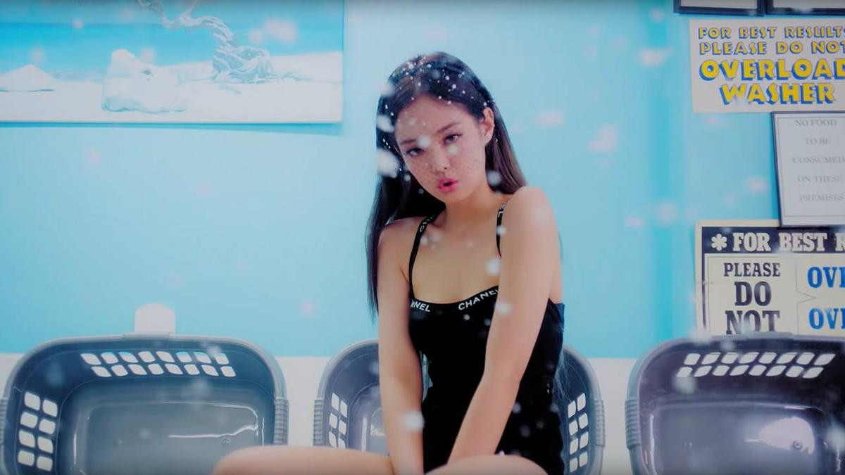 Phong cách ăn mặc của Jennie (Blackpink) ngày càng khoe da thịt quá đà làm fan bối rối Ảnh 30