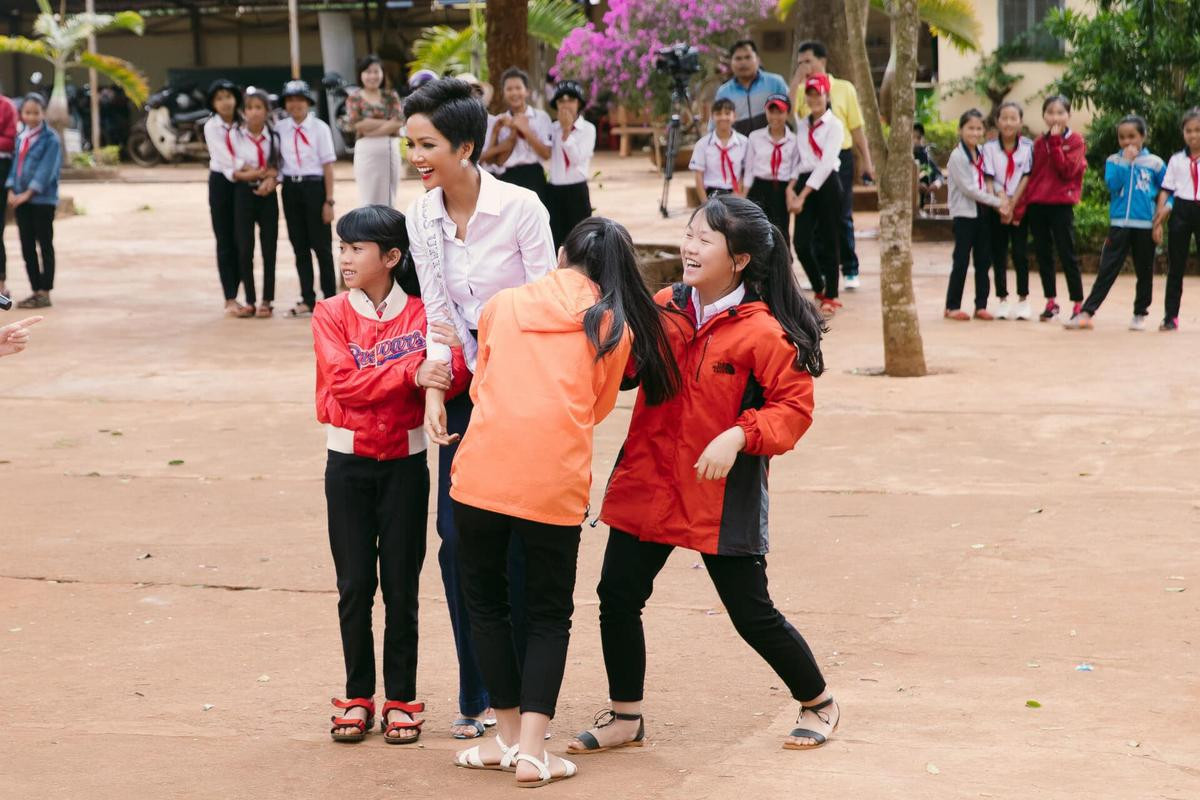 Quá 'bất lực', H'Hen Niê lần đầu lên tiếng về sức khoẻ vì lịch trình dày đặc Ảnh 6