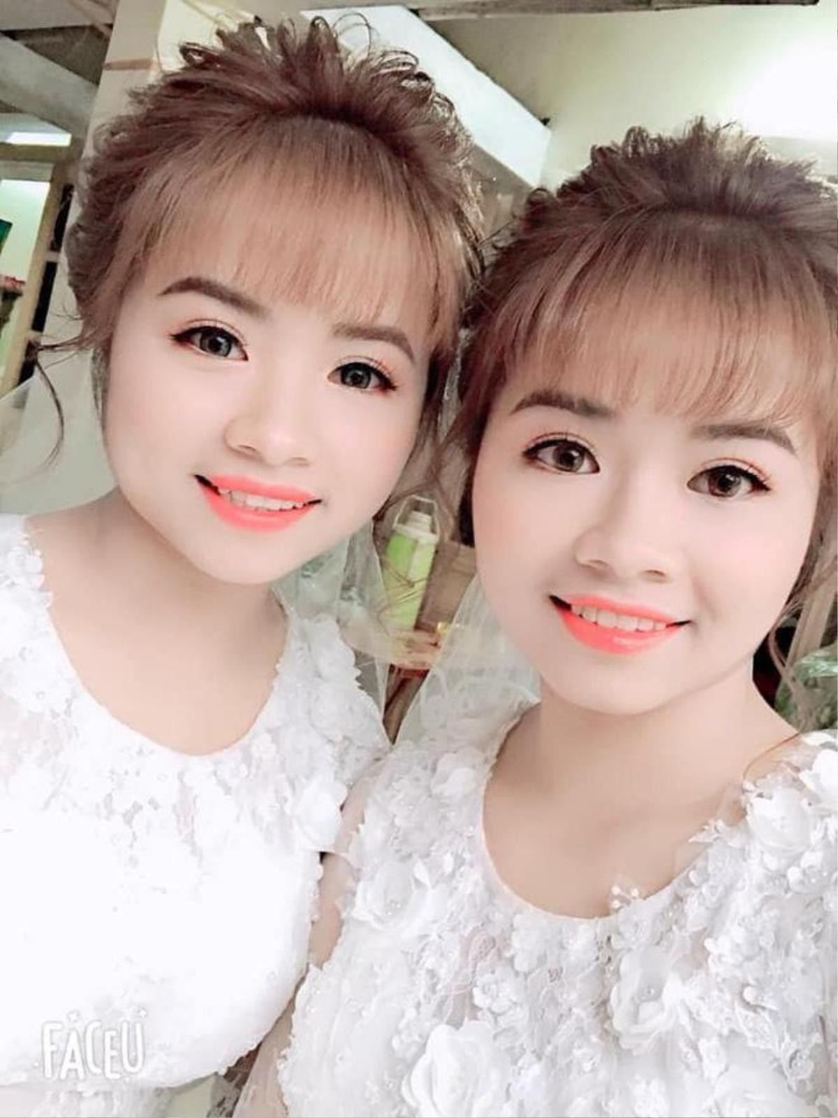 Cặp chị em sinh đôi giống nhau như tạc lấy chồng cùng ngày khiến dân mạng thốt lên: 'Chú rể chắc phải đánh dấu để nhận ra' Ảnh 2