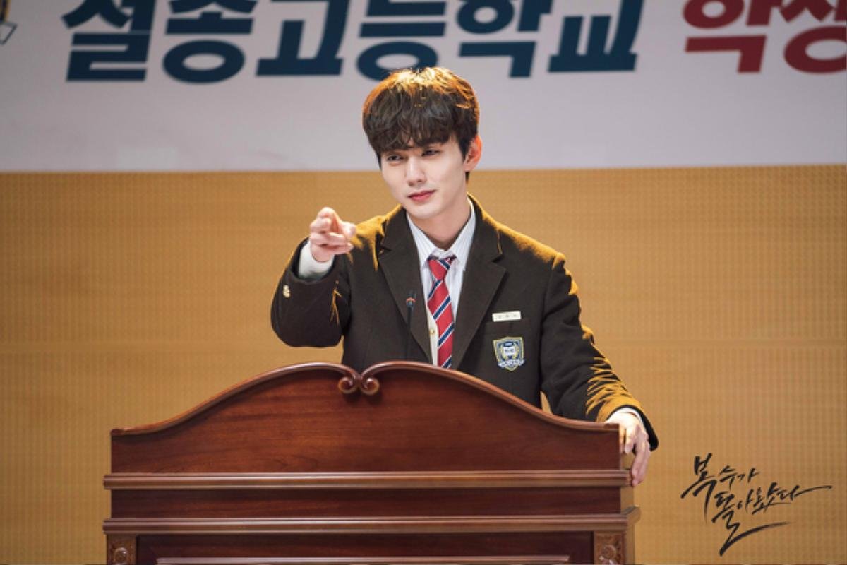 'Bok Soo trở về': Yoo Seung Ho chuẩn đẹp trong bộ đồng phục, nụ cười tỏa sáng và diễn xuất chân thật Ảnh 5