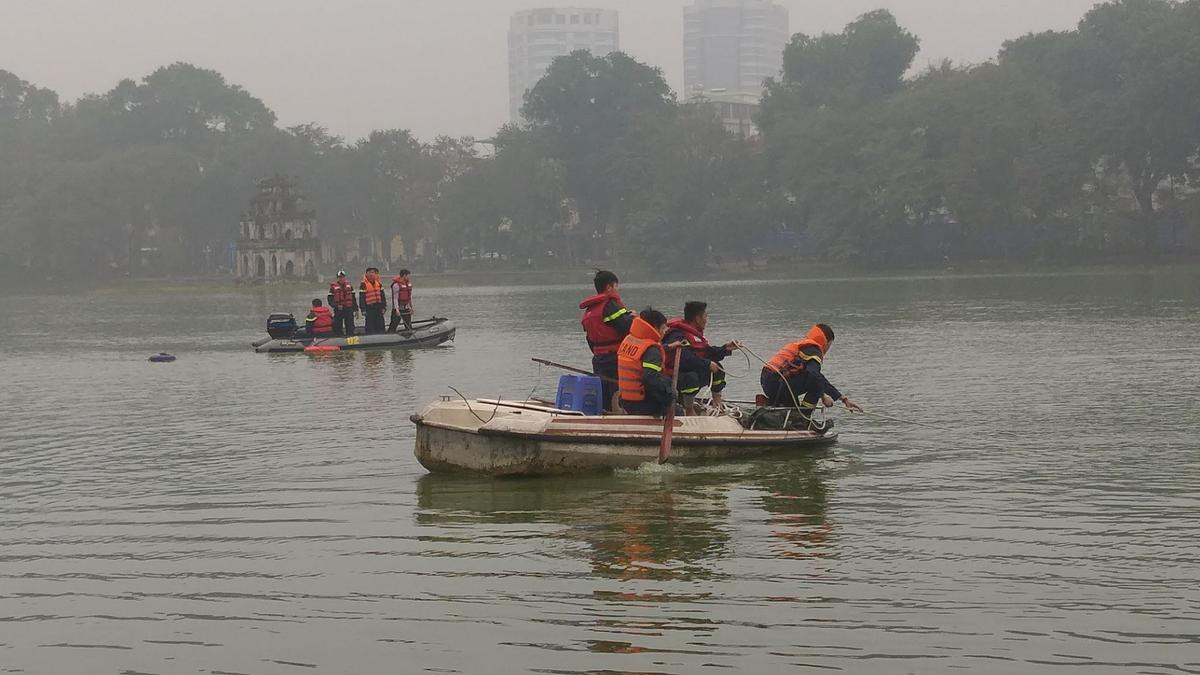 Nam thanh niên to cao đẹp trai tuyên bố ‘đây là hồ của tôi’ rồi nhảy xuống hồ Gươm mất tích Ảnh 1