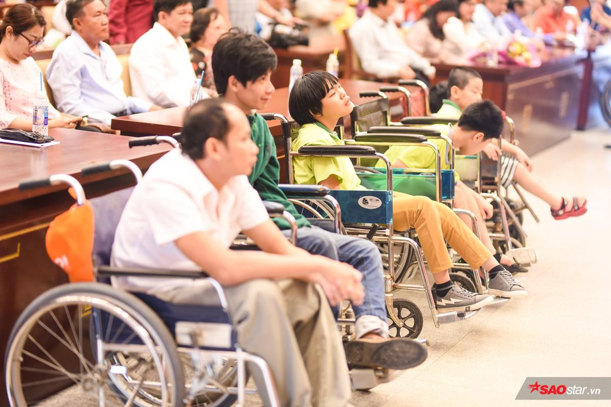 Jang Mi,  Gia Nghi, Bùi Công Nam và Andiez cùng giao lưu với hàng ngàn trẻ khuyết tật tại chương trình Cây mùa xuân 'Thắp sáng tấm lòng nhân ái' Ảnh 3