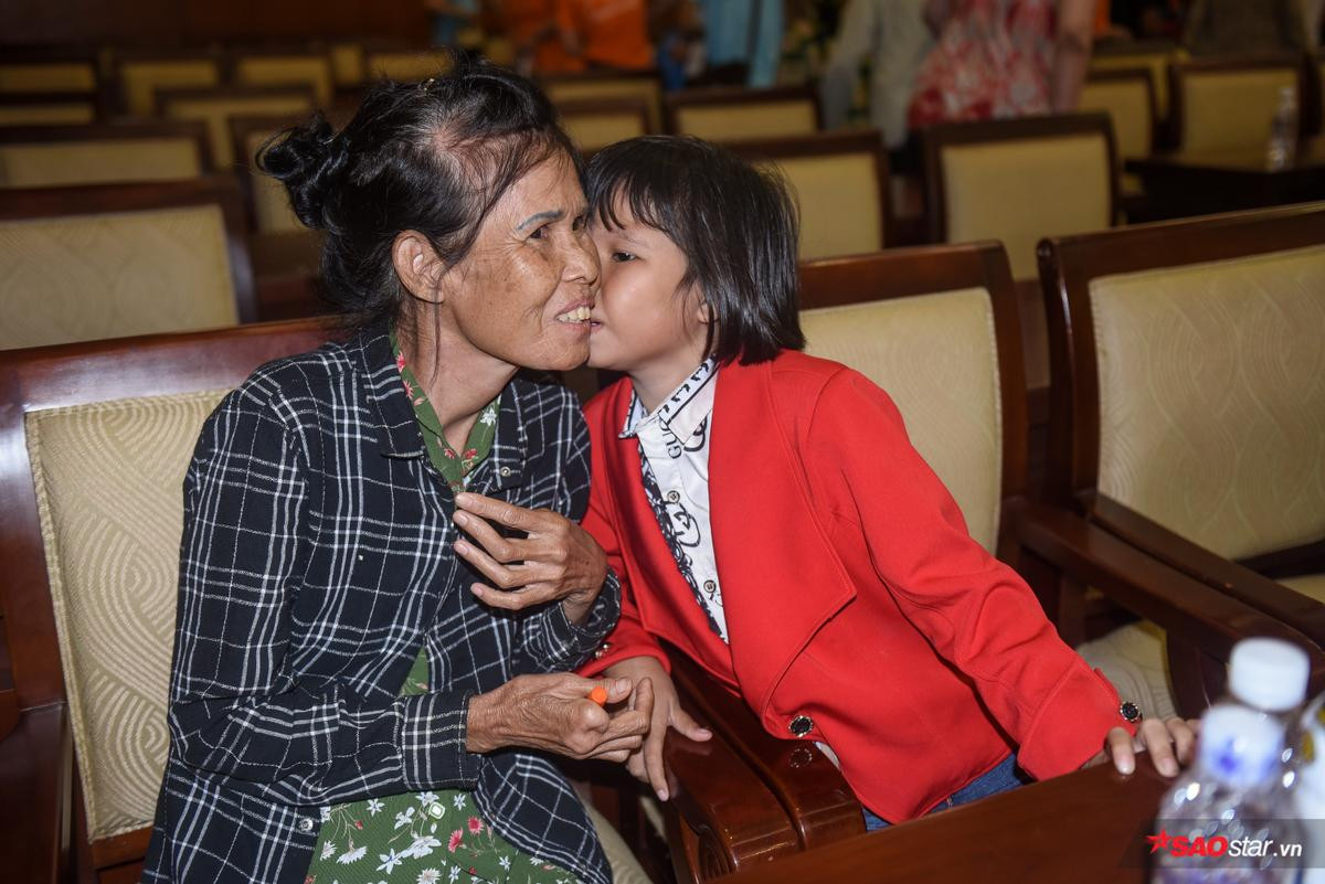 Jang Mi,  Gia Nghi, Bùi Công Nam và Andiez cùng giao lưu với hàng ngàn trẻ khuyết tật tại chương trình Cây mùa xuân 'Thắp sáng tấm lòng nhân ái' Ảnh 6