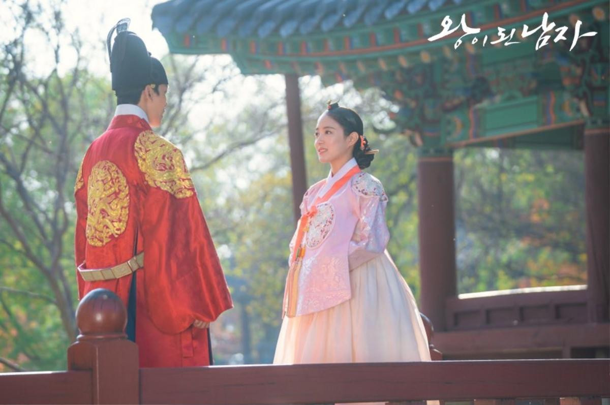 'The Crowned Clown': Yeo Jin Goo và Lee Se Young cuốn chăn quanh người, chống rét trên phim trường Ảnh 4