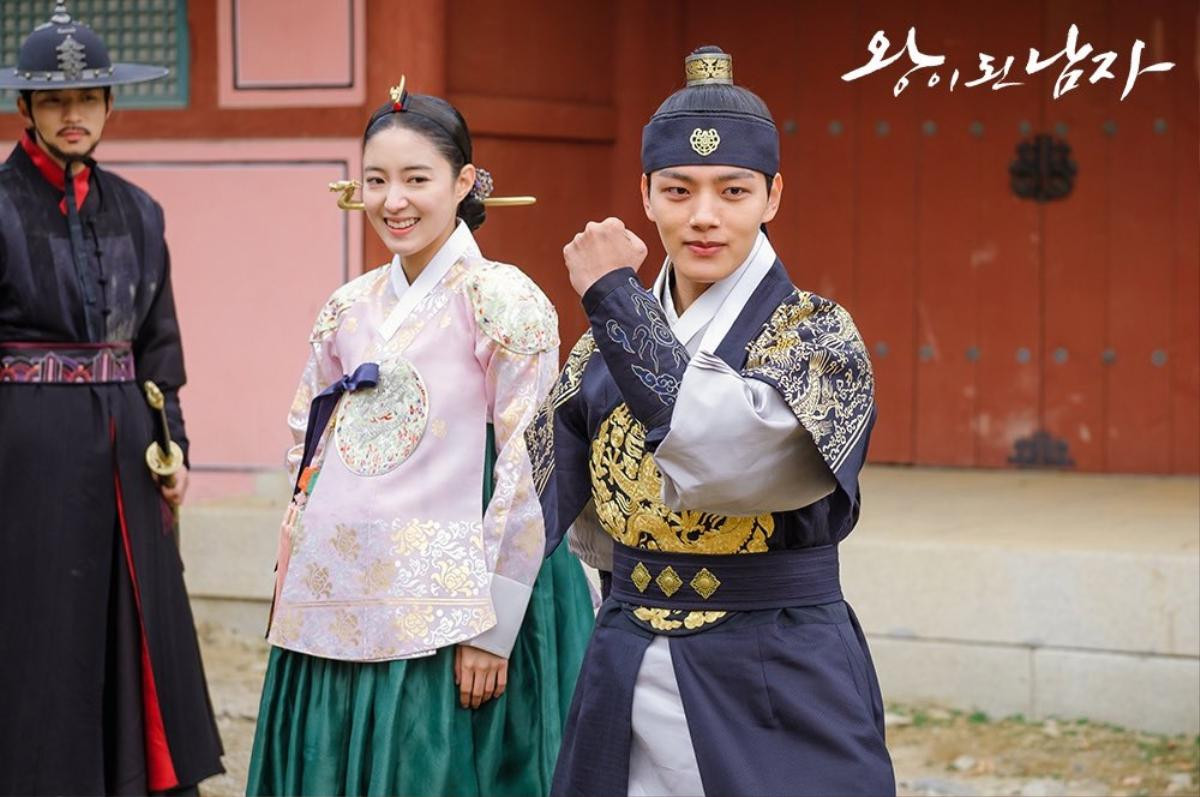 'The Crowned Clown': Yeo Jin Goo và Lee Se Young cuốn chăn quanh người, chống rét trên phim trường Ảnh 11