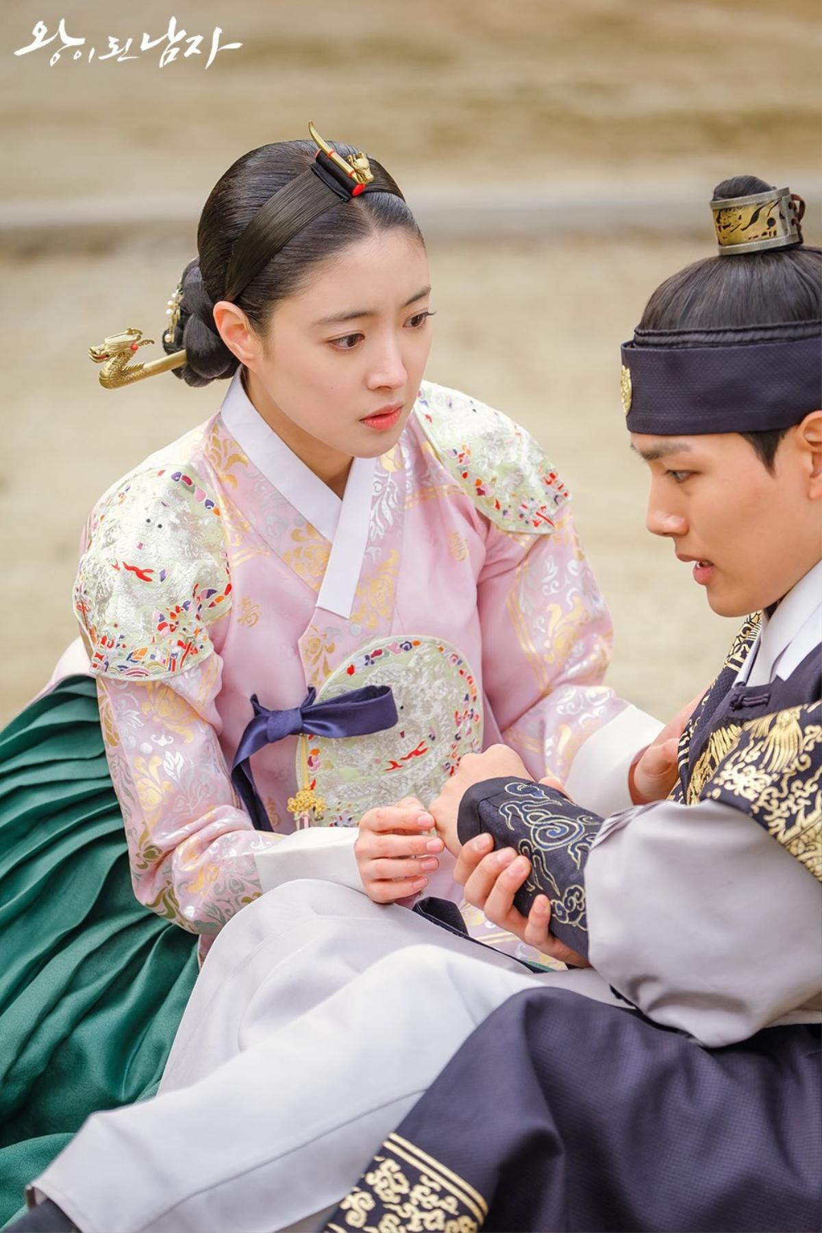 'The Crowned Clown': Yeo Jin Goo và Lee Se Young cuốn chăn quanh người, chống rét trên phim trường Ảnh 3