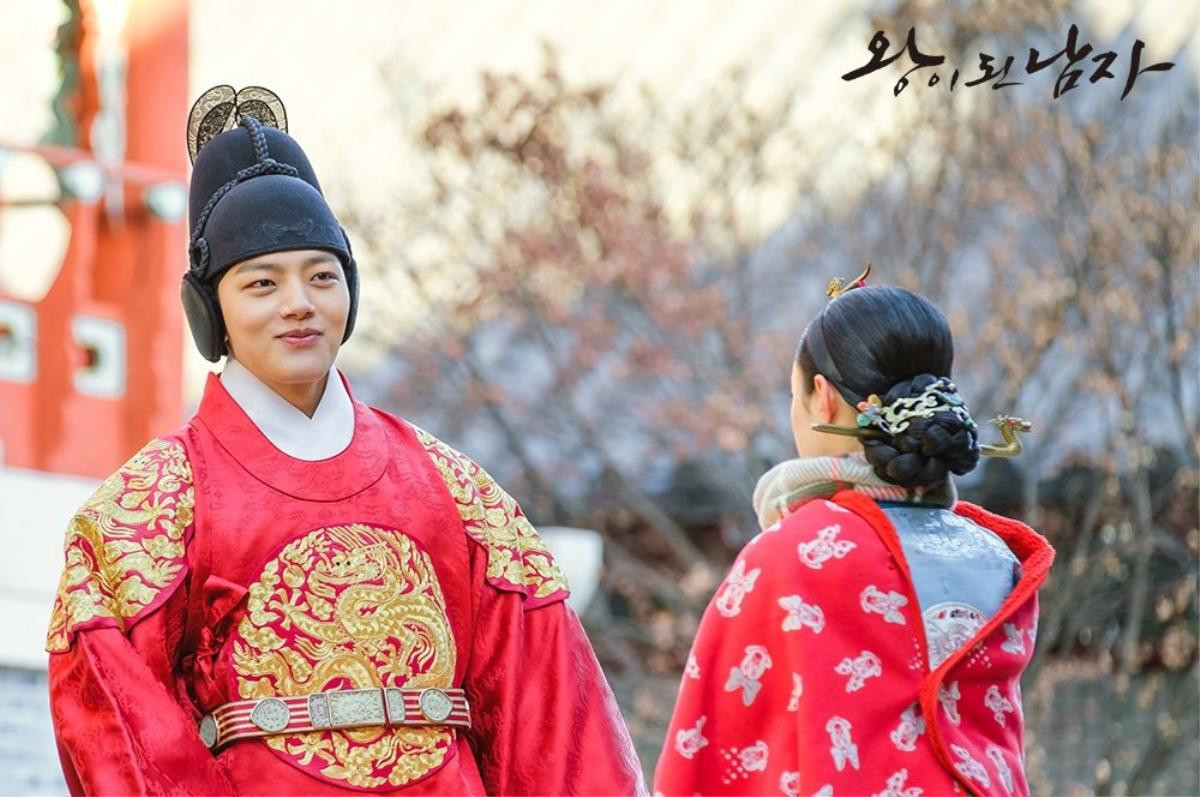 'The Crowned Clown': Yeo Jin Goo và Lee Se Young cuốn chăn quanh người, chống rét trên phim trường Ảnh 1