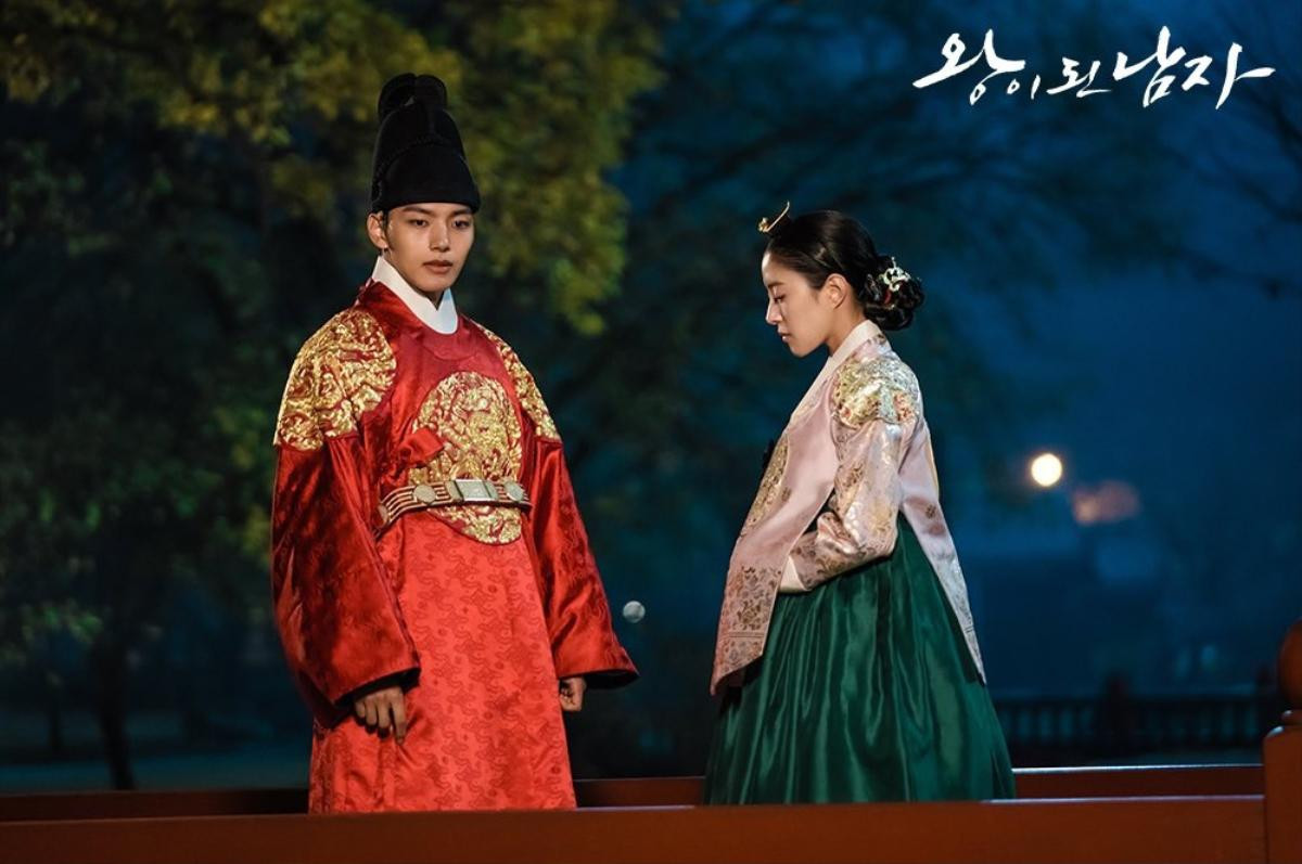 'The Crowned Clown': Yeo Jin Goo và Lee Se Young cuốn chăn quanh người, chống rét trên phim trường Ảnh 7