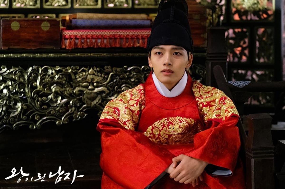 'The Crowned Clown': Yeo Jin Goo và Lee Se Young cuốn chăn quanh người, chống rét trên phim trường Ảnh 12