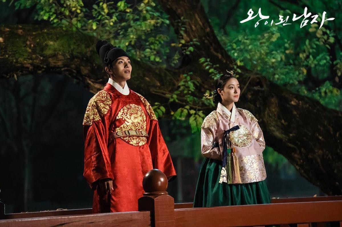 'The Crowned Clown': Yeo Jin Goo và Lee Se Young cuốn chăn quanh người, chống rét trên phim trường Ảnh 10