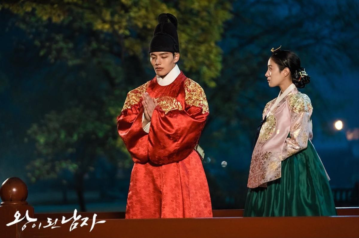 'The Crowned Clown': Yeo Jin Goo và Lee Se Young cuốn chăn quanh người, chống rét trên phim trường Ảnh 9