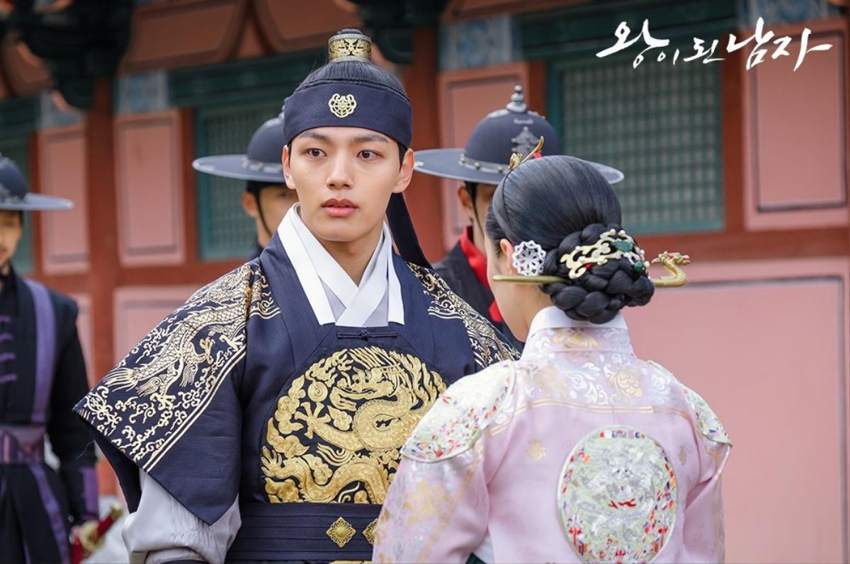 'The Crowned Clown': Yeo Jin Goo và Lee Se Young cuốn chăn quanh người, chống rét trên phim trường Ảnh 2