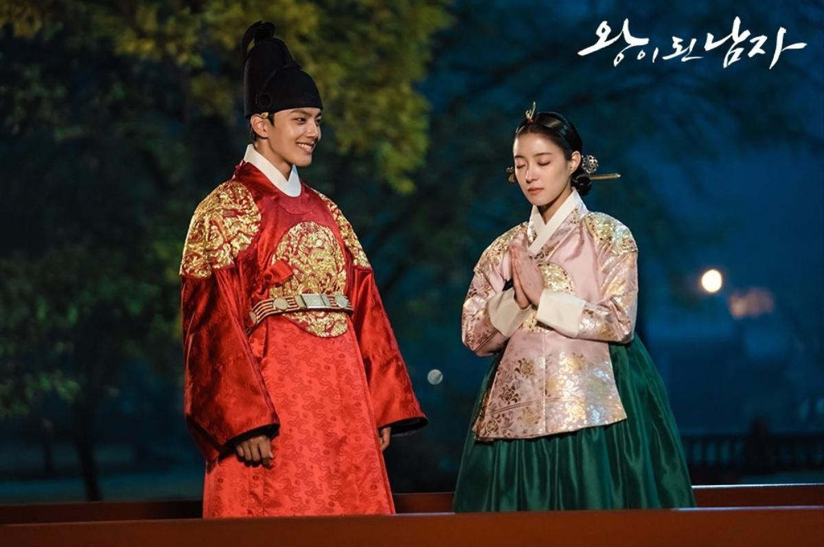 'The Crowned Clown': Yeo Jin Goo và Lee Se Young cuốn chăn quanh người, chống rét trên phim trường Ảnh 8