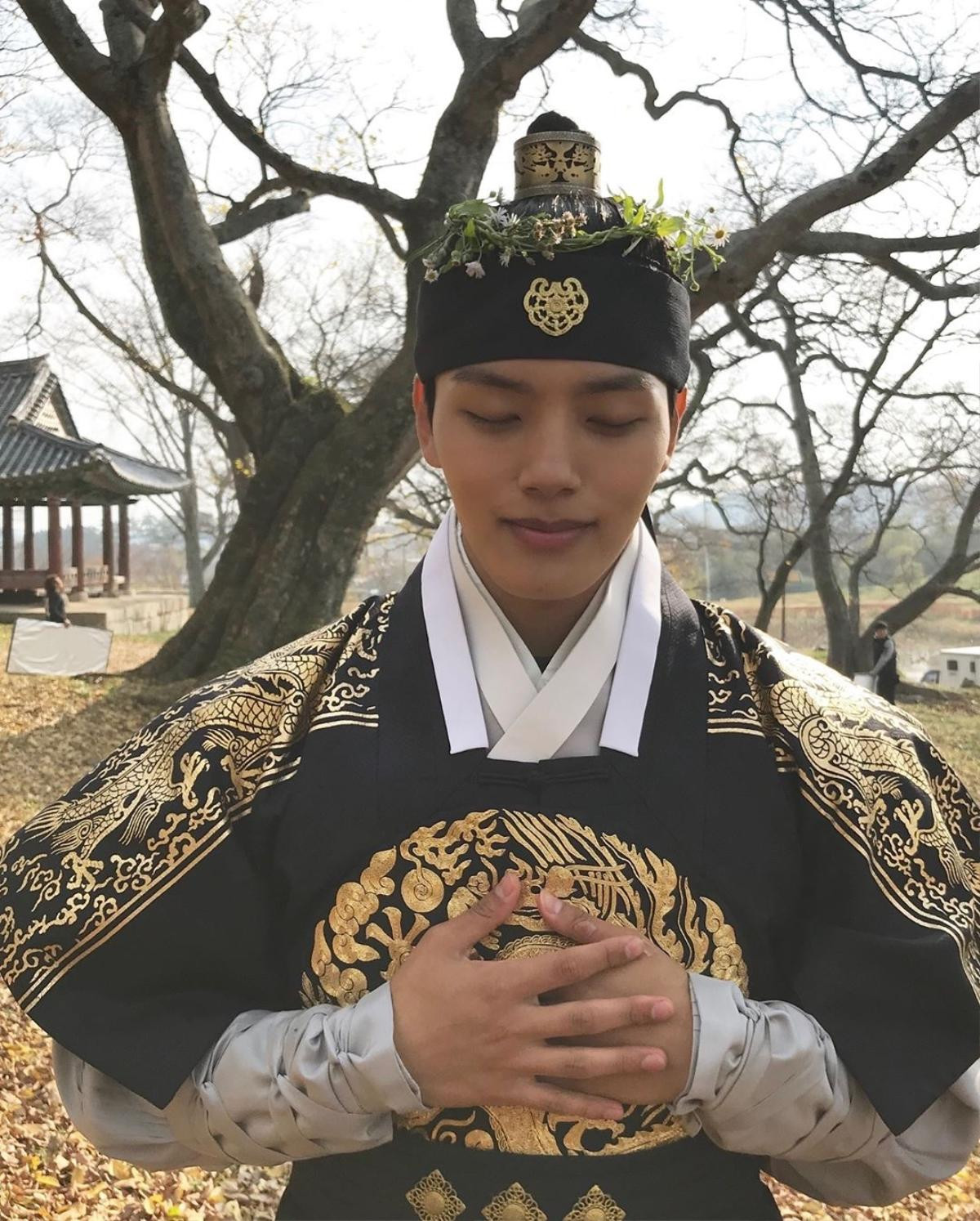 'The Crowned Clown': Yeo Jin Goo và Lee Se Young cuốn chăn quanh người, chống rét trên phim trường Ảnh 16