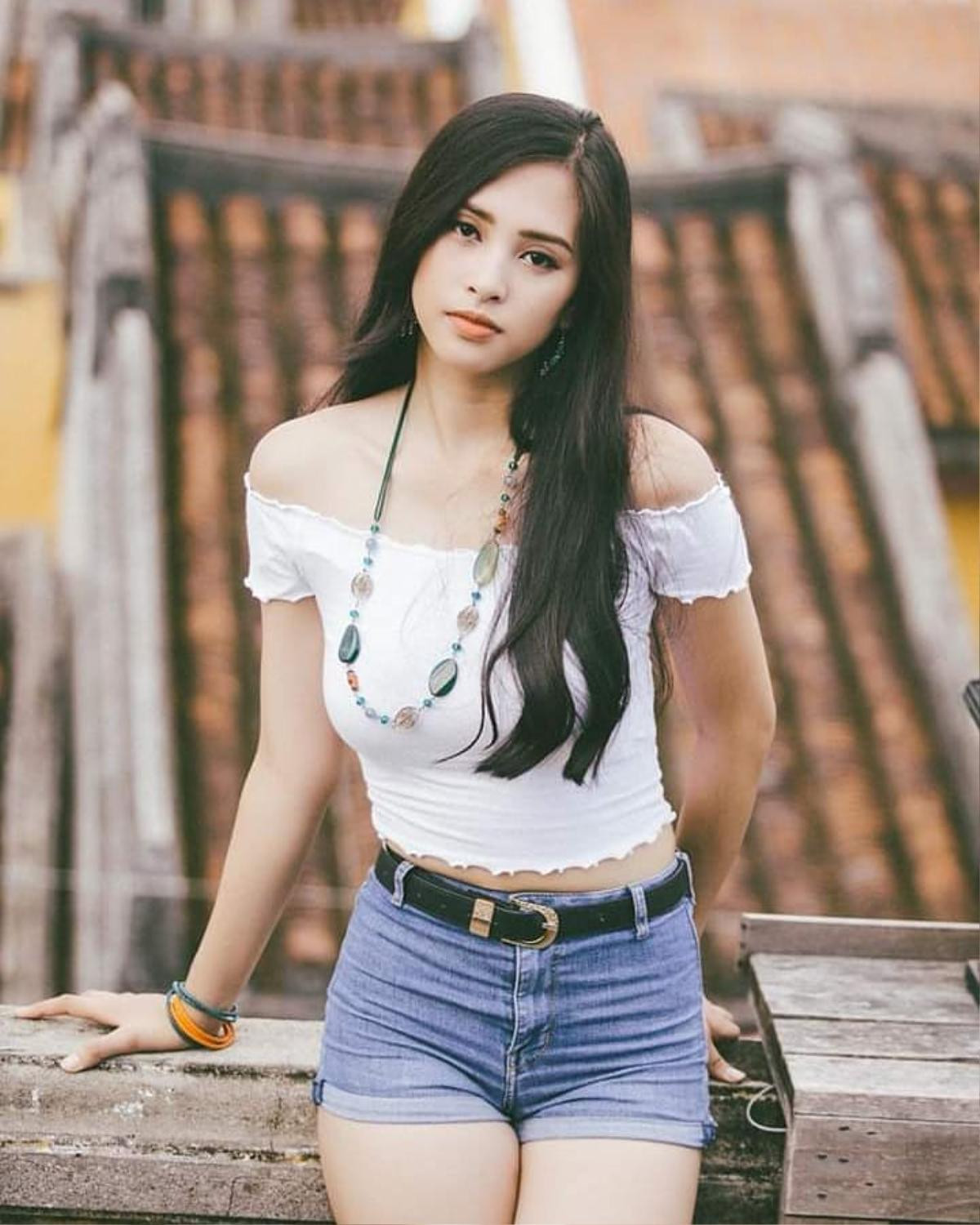 Tiểu Vy diện croptop 'đốt mắt' với vòng eo con kiến và vòng 1 đẫy đà Ảnh 4