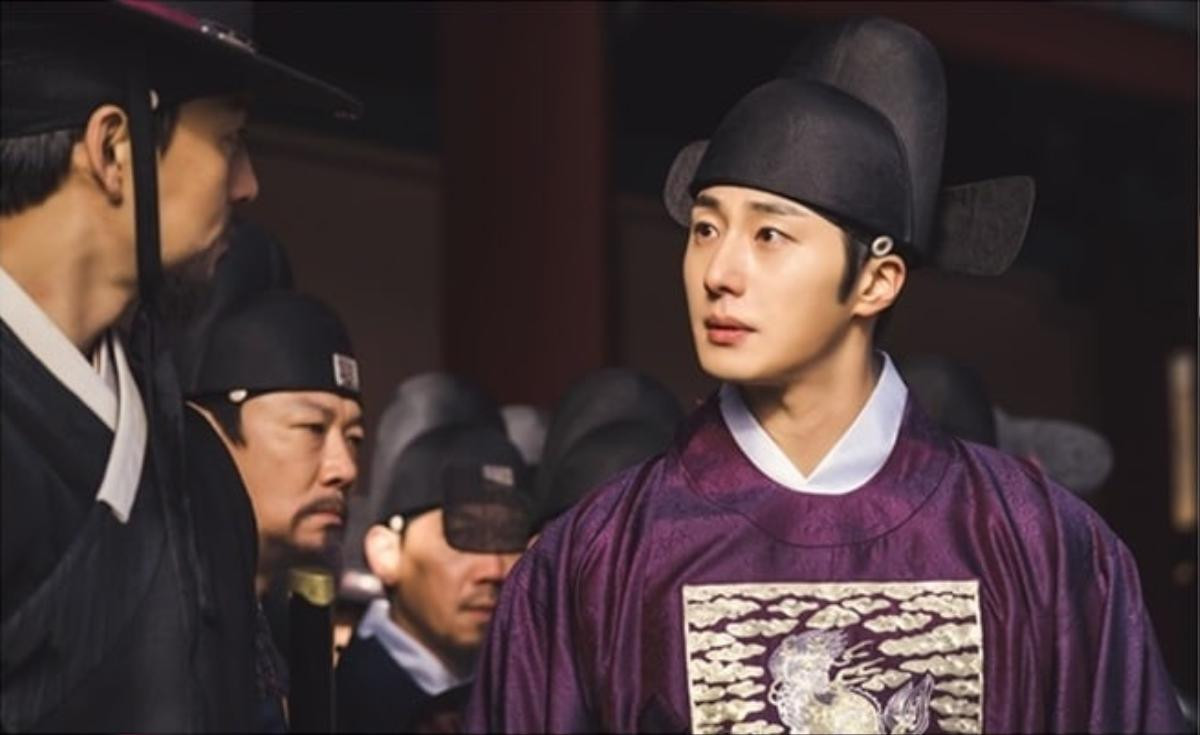 Jung Il Woo chia sẻ lí do đóng phim 'Haechi' - Hình của Cha Eun Woo xuất hiện trên móc treo quần áo Ảnh 7