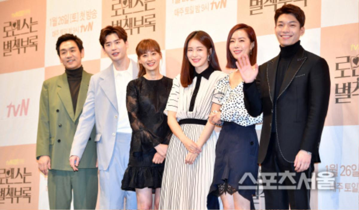 Họp báo 'Romance is A Bonus Book': Lee Jong Suk tinh nghịch, đáng yêu bên 'noona' Lee Na Young Ảnh 29