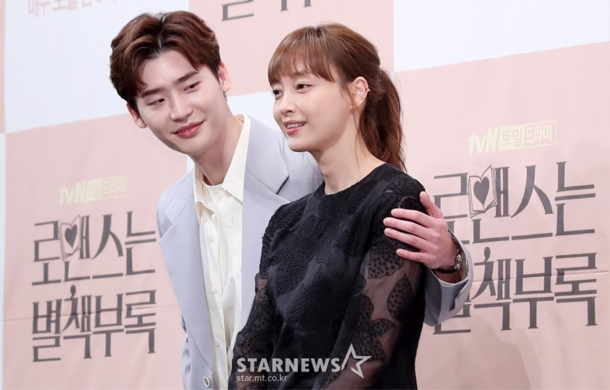 Họp báo 'Romance is A Bonus Book': Lee Jong Suk tinh nghịch, đáng yêu bên 'noona' Lee Na Young Ảnh 23