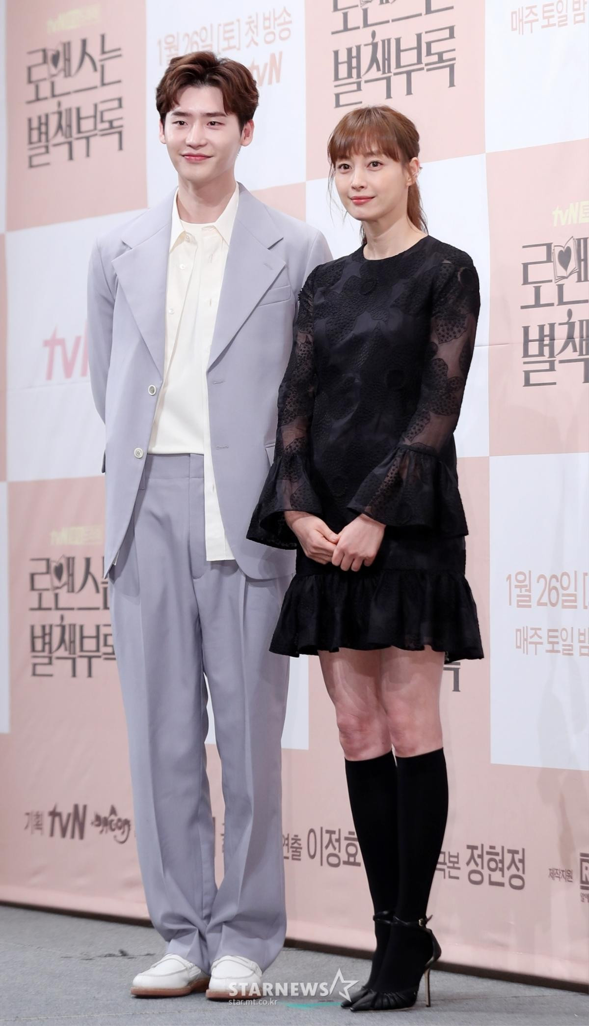 Họp báo 'Romance is A Bonus Book': Lee Jong Suk tinh nghịch, đáng yêu bên 'noona' Lee Na Young Ảnh 19