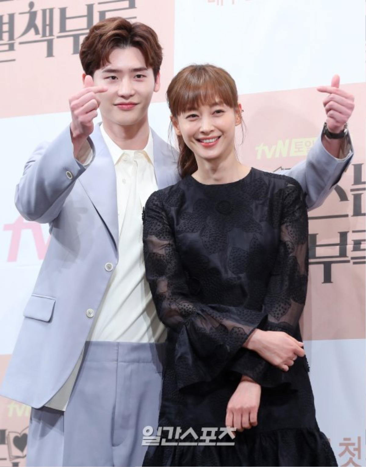 Họp báo 'Romance is A Bonus Book': Lee Jong Suk tinh nghịch, đáng yêu bên 'noona' Lee Na Young Ảnh 20