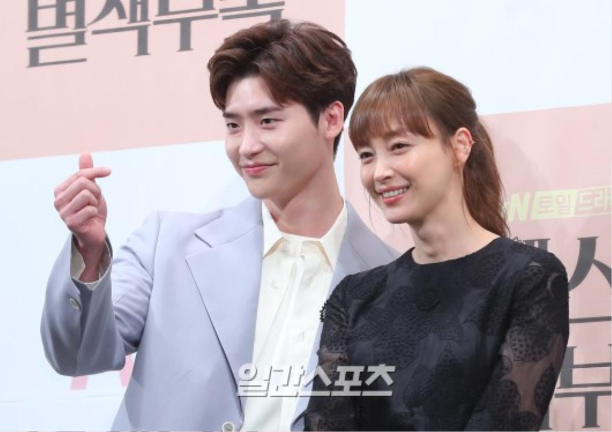 Họp báo 'Romance is A Bonus Book': Lee Jong Suk tinh nghịch, đáng yêu bên 'noona' Lee Na Young Ảnh 21