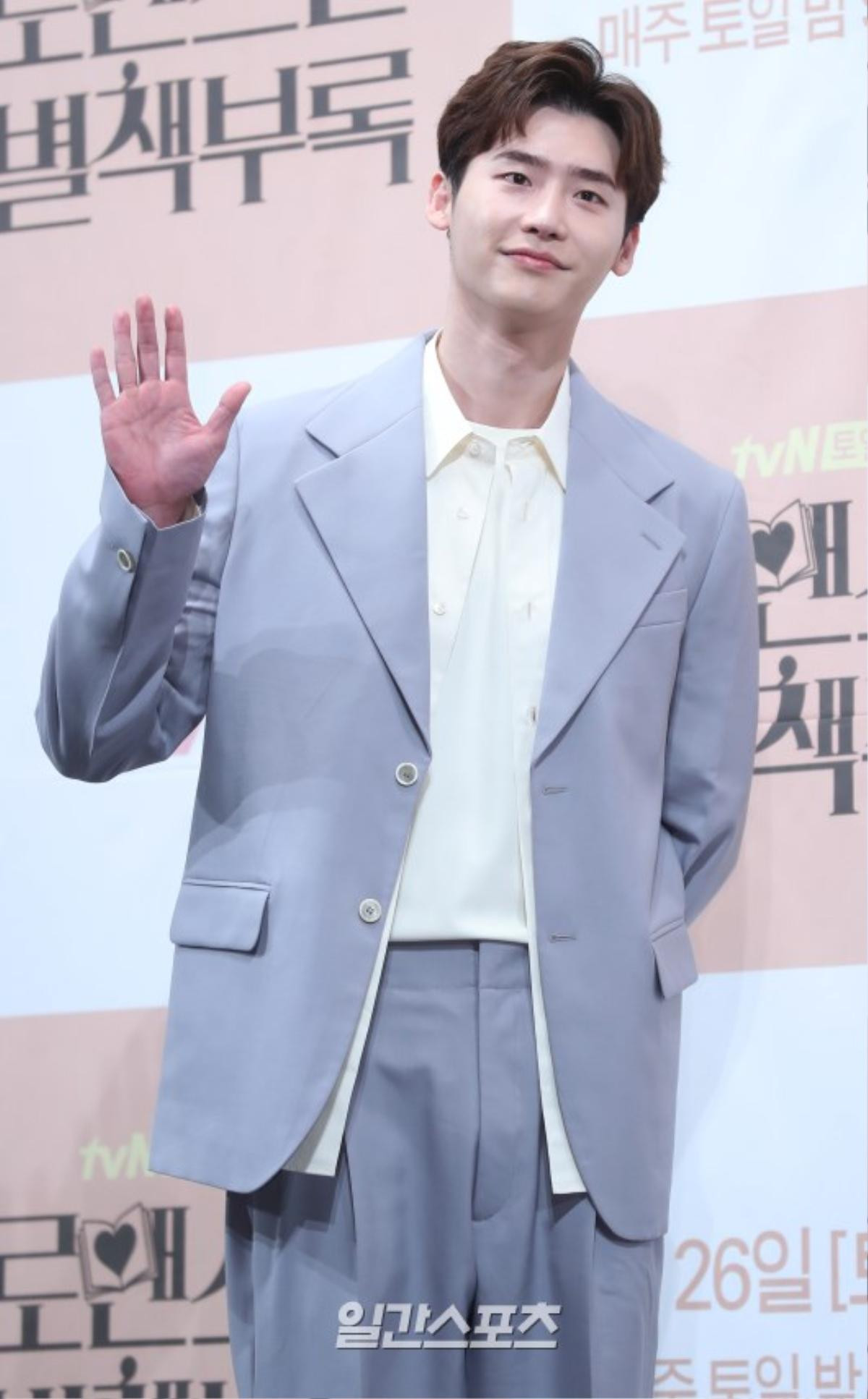 Họp báo 'Romance is A Bonus Book': Lee Jong Suk tinh nghịch, đáng yêu bên 'noona' Lee Na Young Ảnh 3