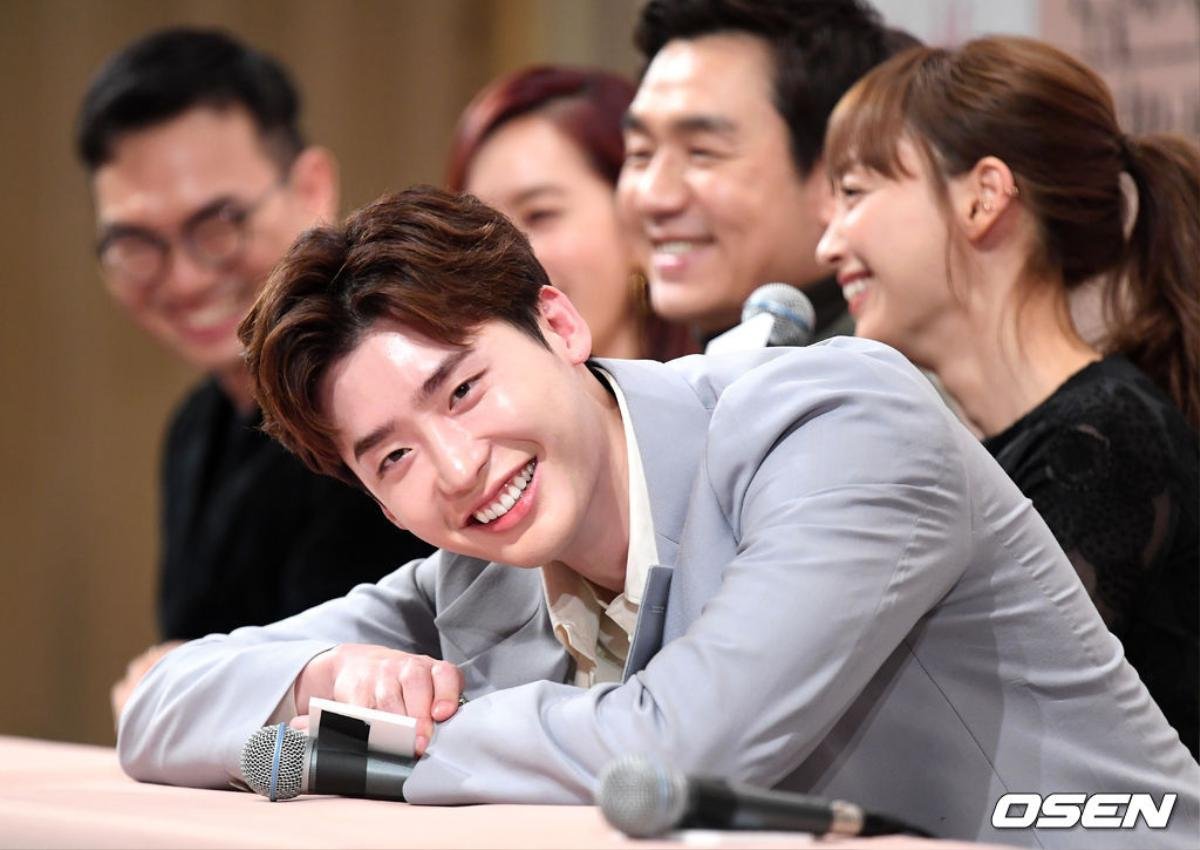 Lee Jong Suk nói sẽ nhập ngũ sớm và tiết lộ: 'Tôi là một fan lớn của chị Lee Na Young' Ảnh 5