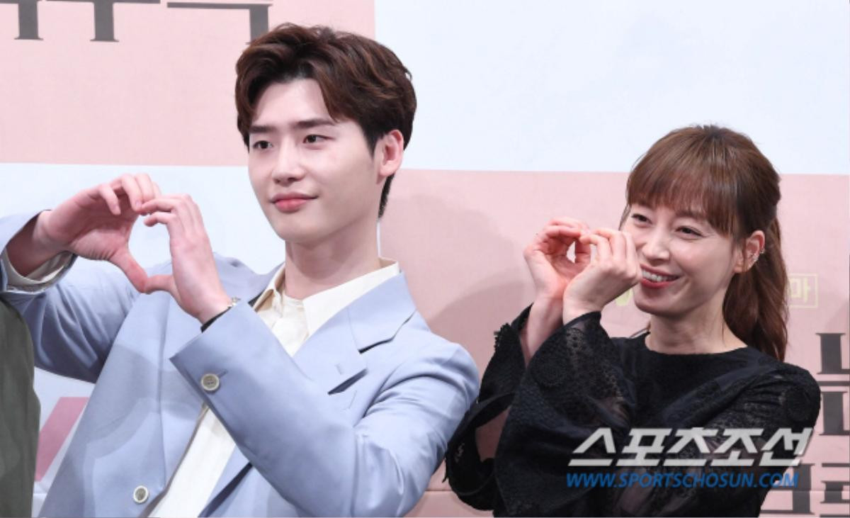 Họp báo 'Romance is A Bonus Book': Lee Jong Suk tinh nghịch, đáng yêu bên 'noona' Lee Na Young Ảnh 26