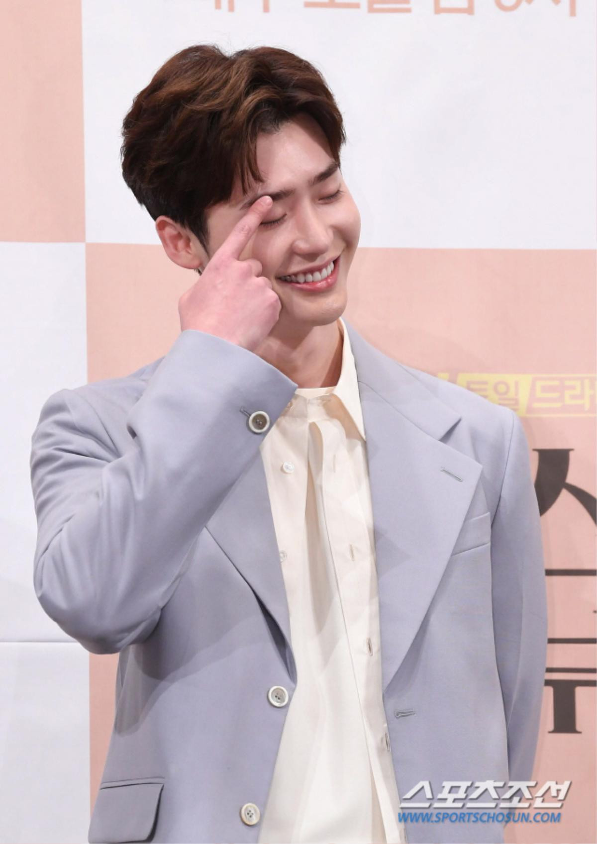 Họp báo 'Romance is A Bonus Book': Lee Jong Suk tinh nghịch, đáng yêu bên 'noona' Lee Na Young Ảnh 2