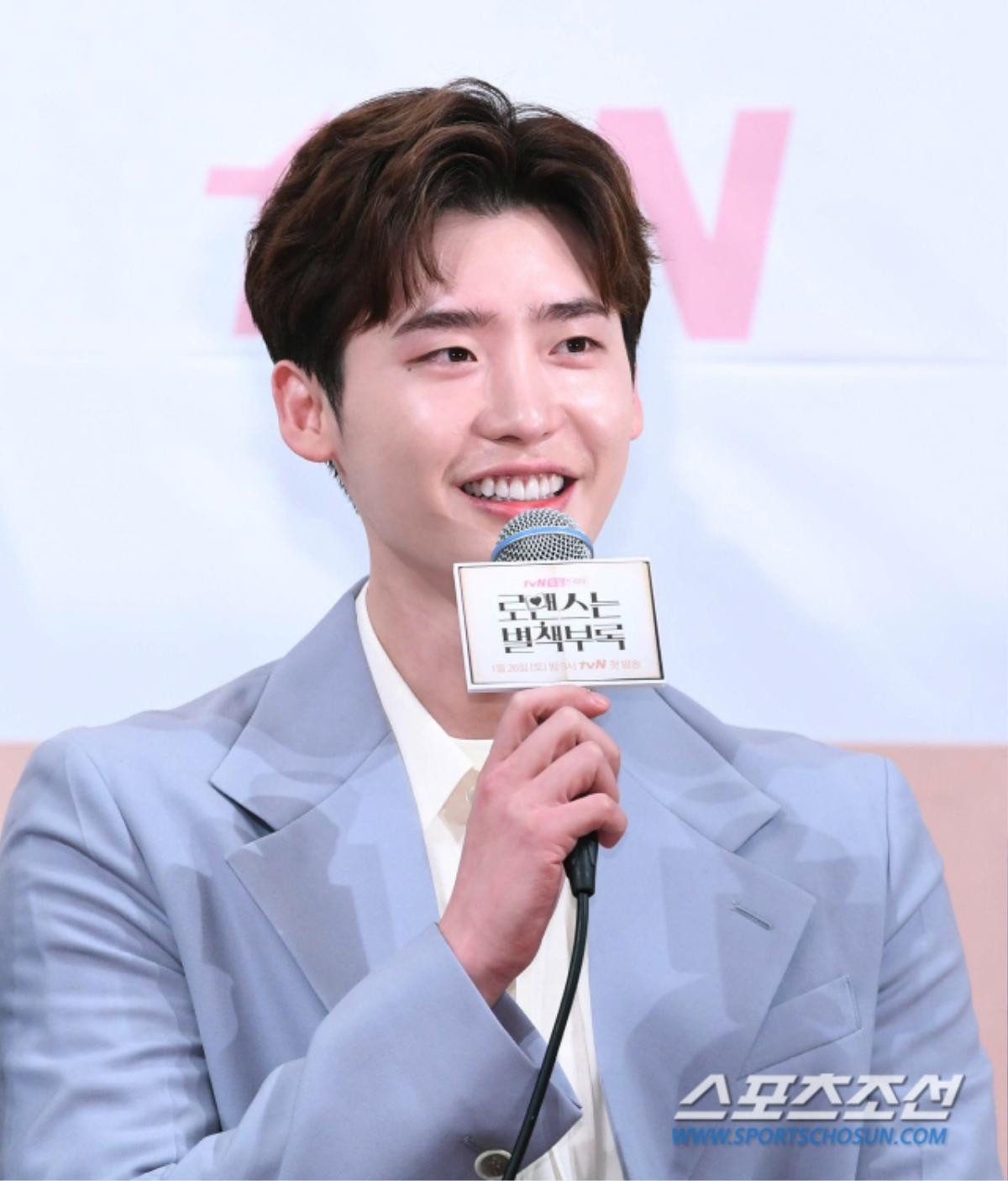 Họp báo 'Romance is A Bonus Book': Lee Jong Suk tinh nghịch, đáng yêu bên 'noona' Lee Na Young Ảnh 1