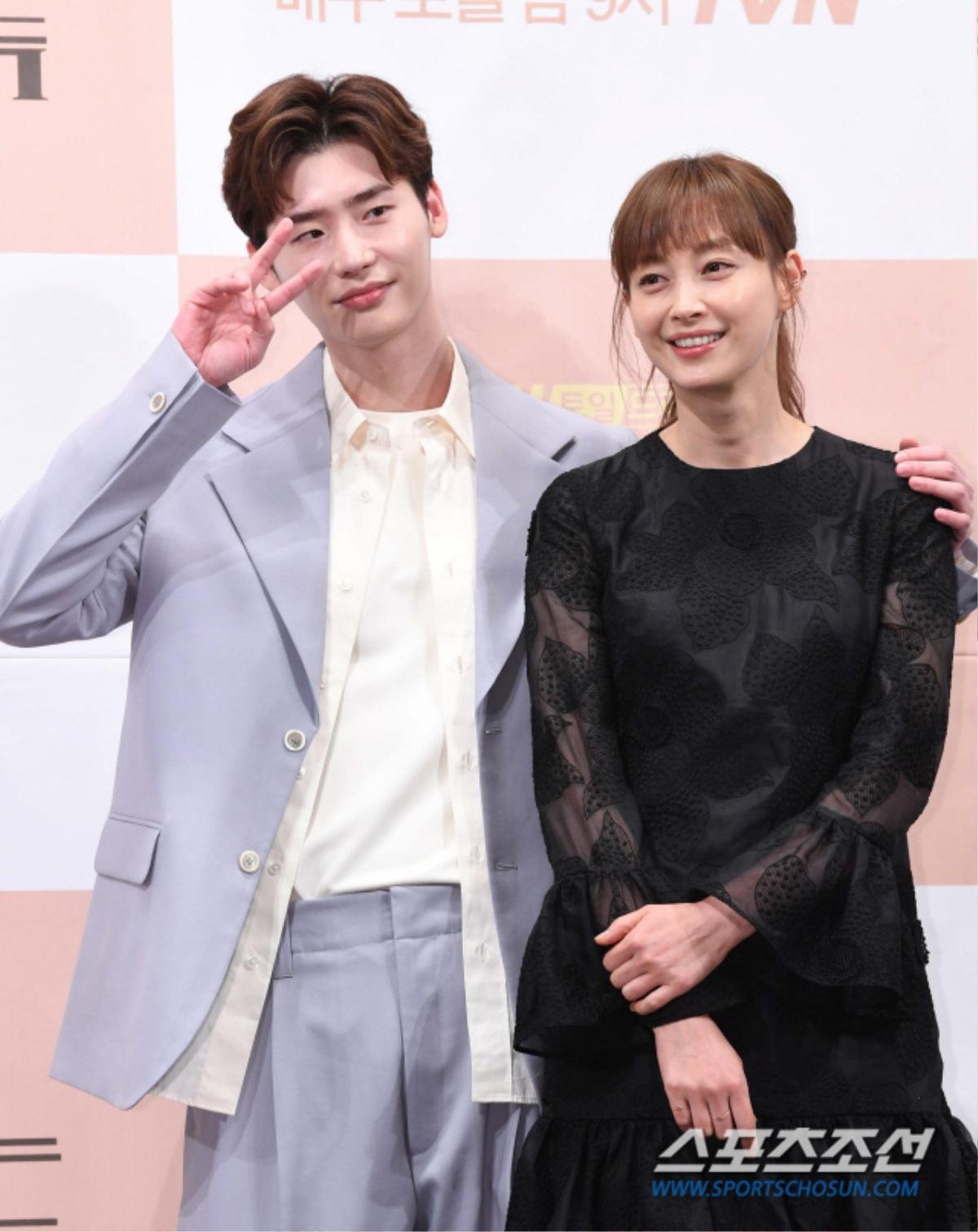 Lee Jong Suk nói sẽ nhập ngũ sớm và tiết lộ: 'Tôi là một fan lớn của chị Lee Na Young' Ảnh 3