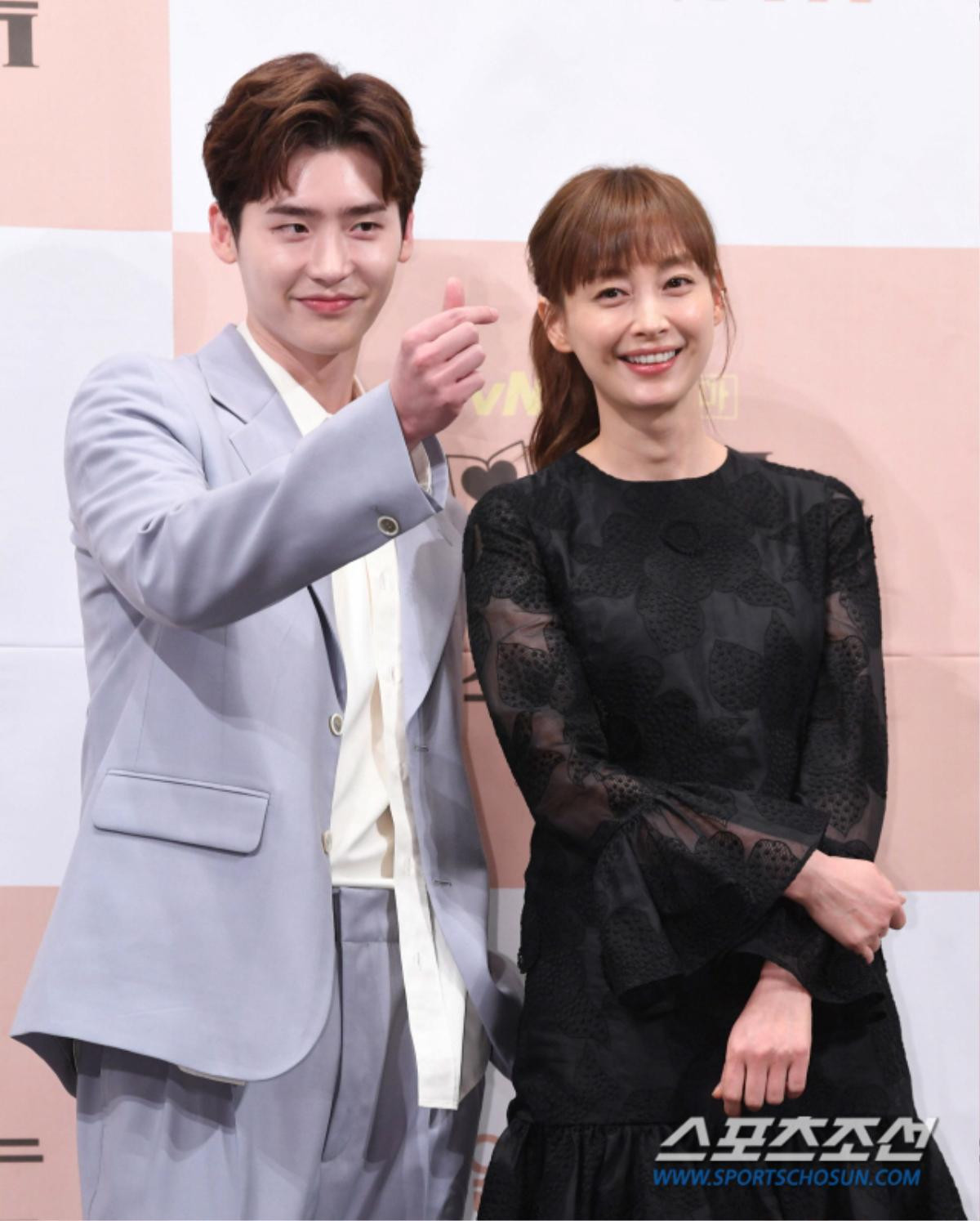 Họp báo 'Romance is A Bonus Book': Lee Jong Suk tinh nghịch, đáng yêu bên 'noona' Lee Na Young Ảnh 17