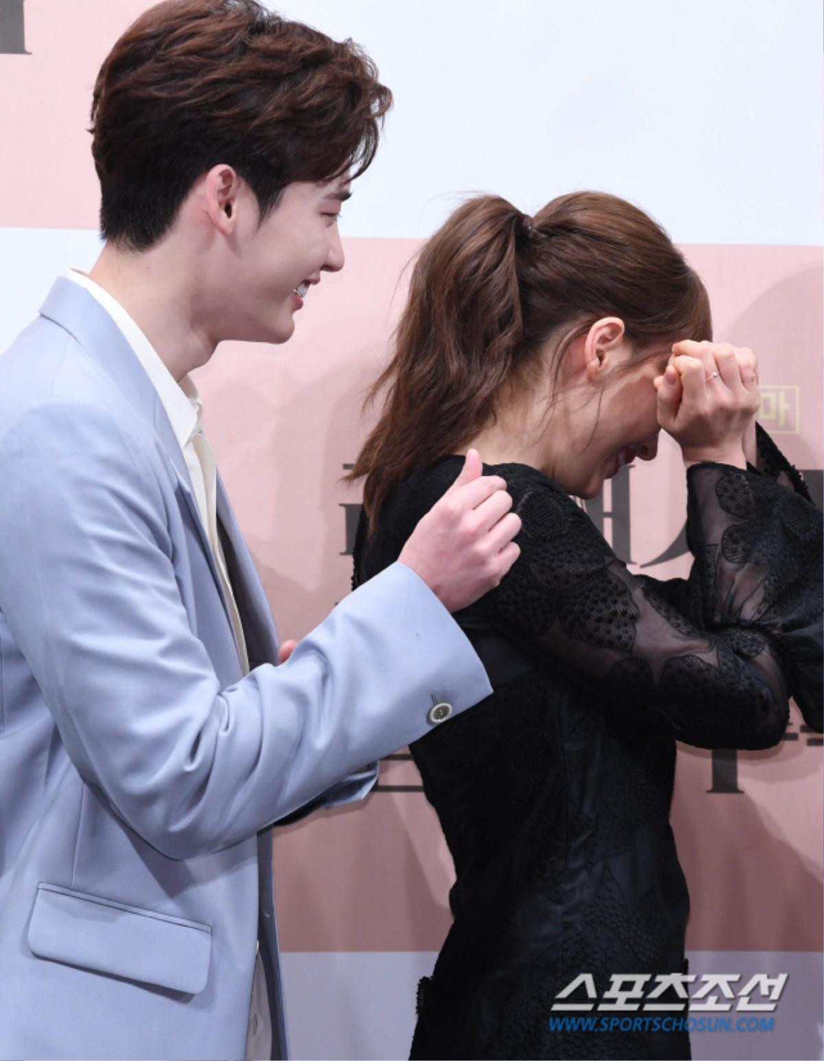 Họp báo 'Romance is A Bonus Book': Lee Jong Suk tinh nghịch, đáng yêu bên 'noona' Lee Na Young Ảnh 27