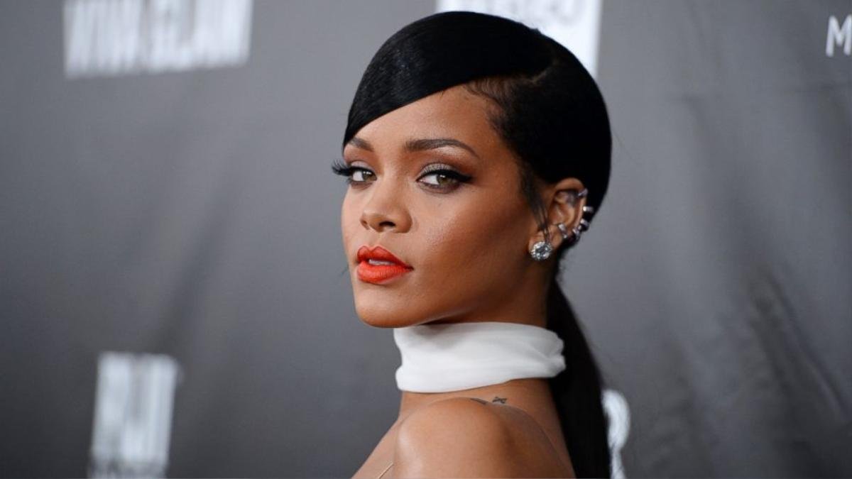 Rihanna bắt tay với 'ông lớn' LVMH chuẩn bị ra mắt dòng thời trang cao cấp Ảnh 1