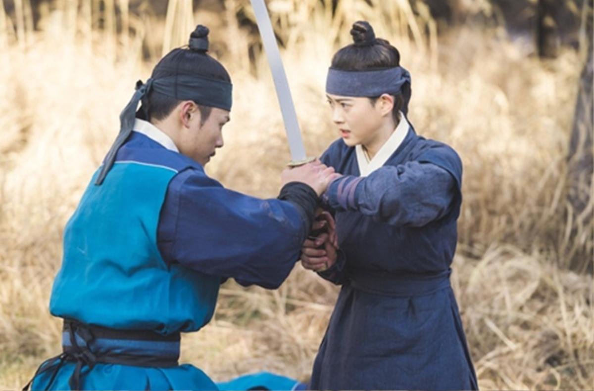 'Haechi': Tiết lộ tạo hình giả trai của Go Ara, 'chàng mỹ nam' khiến Hoàng tử Jung Il Woo và Kwon Yul rung động Ảnh 4